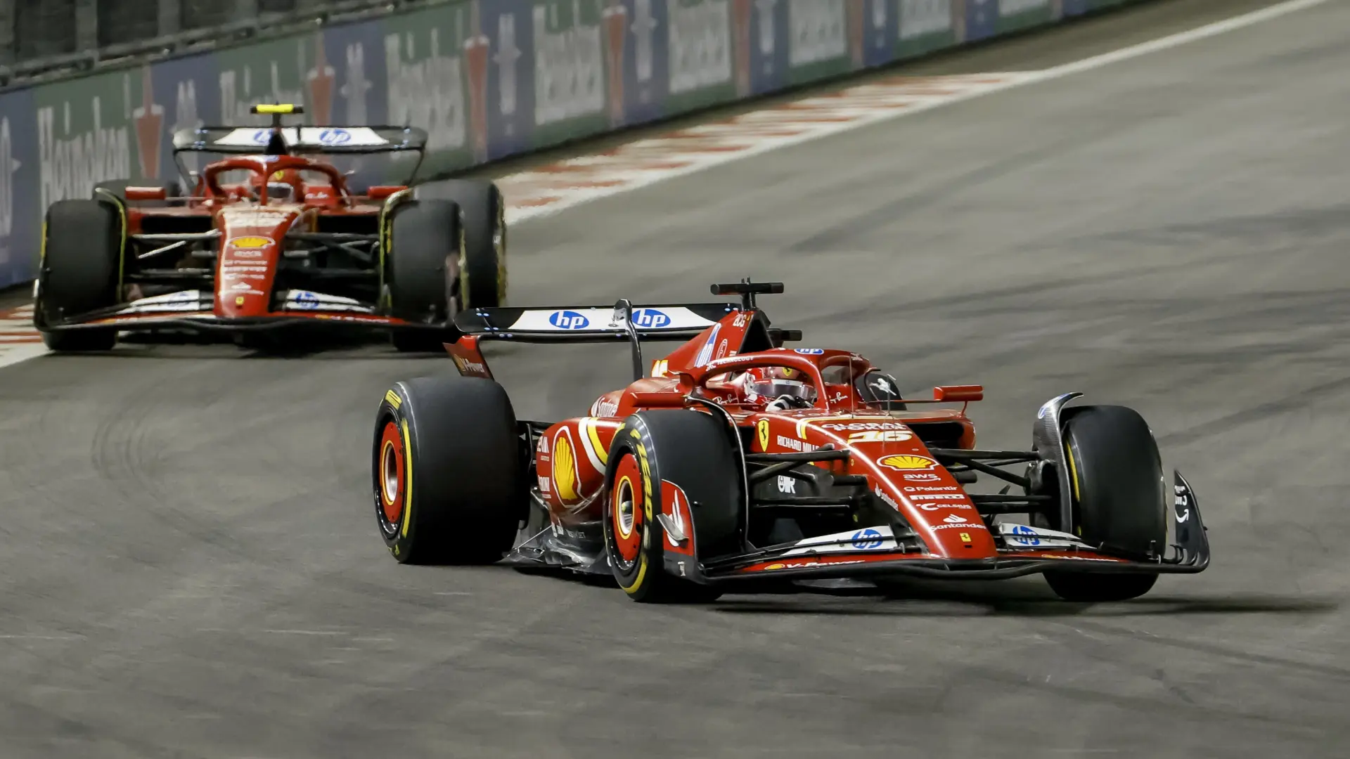 El tremendo enfado de Charles Leclerc con Carlos Sainz y Ferrari: "Ser amable me jode todo el rato"