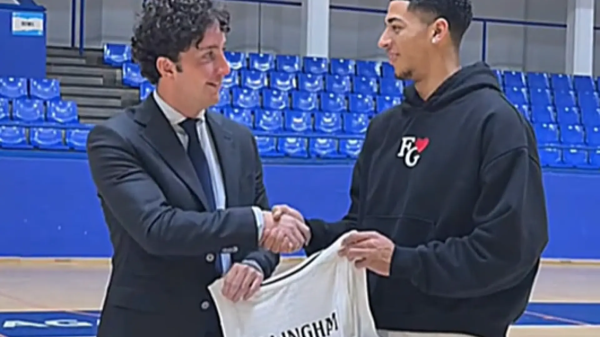 Polémica por un anuncio con el doble de Bellingham con la camiseta del Madrid y el Pequeño Nicolás en la casa del Estudiantes