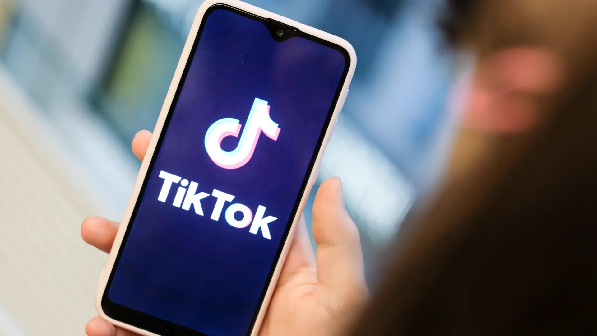 TikTok anuncia que restringirá el uso de algunos filtros de belleza en menores de 18