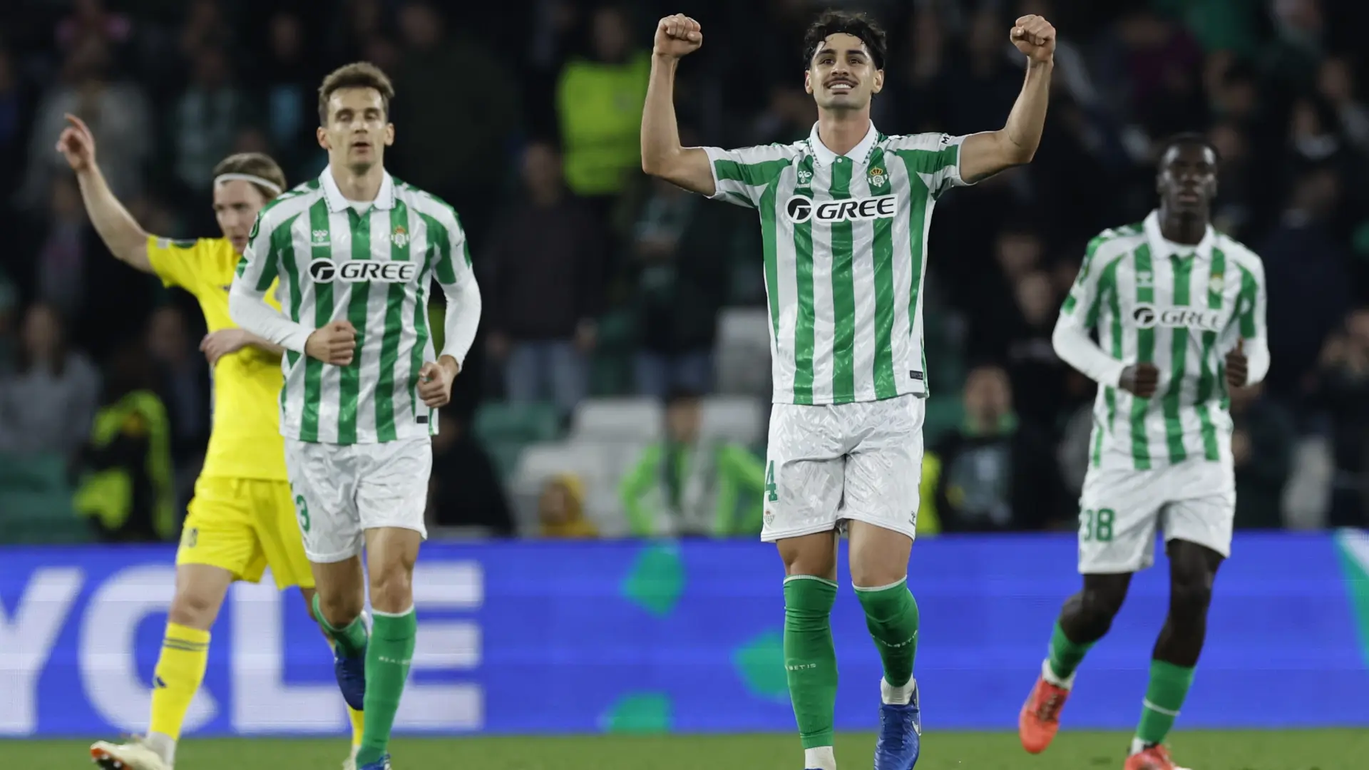 El Betis gana por la mínima al HJK Helsinki y jugará el 'playoff' de la Conference League