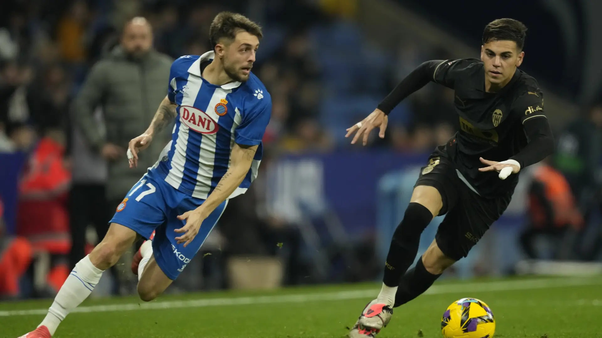 Espanyol y Valencia firman un empate que no saca del apuro a dos equipos hundidos en el descenso