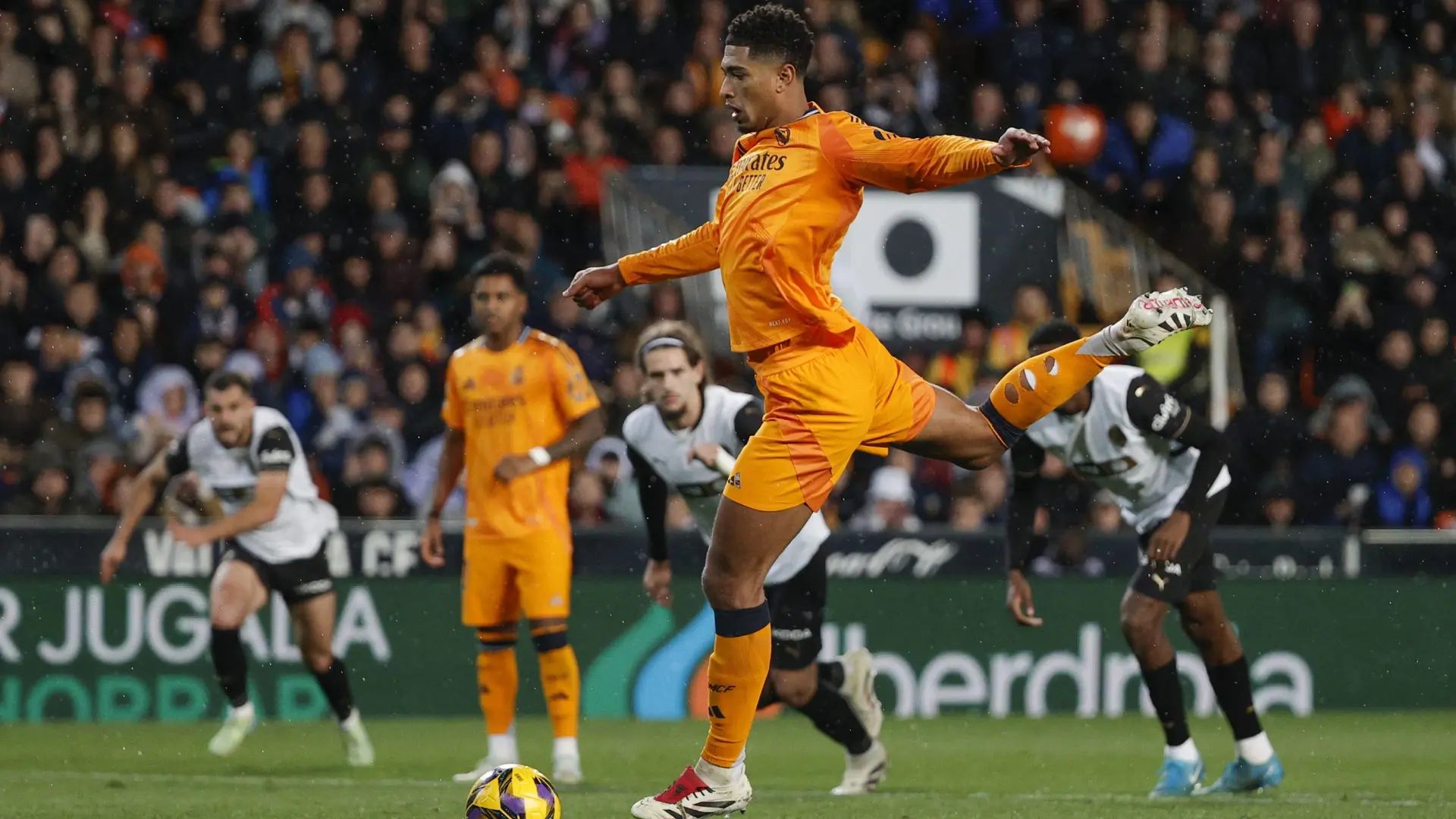 Bellingham remonta y pone líder al Real Madrid en un loco partido en Mestalla en el que Vinícius fue expulsado