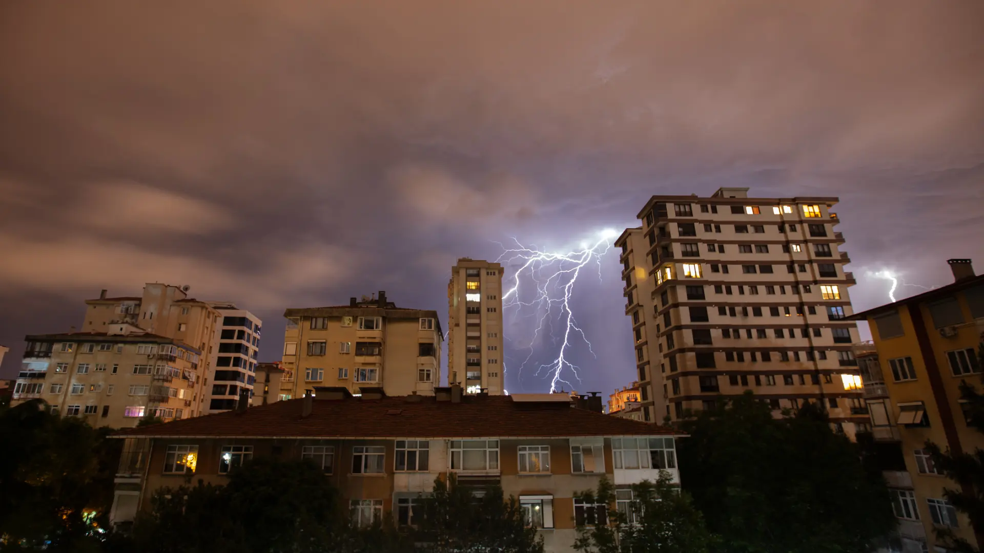 Los electrodomésticos que debes desconectar durante un temporal de lluvia y tormenta para evitar daños