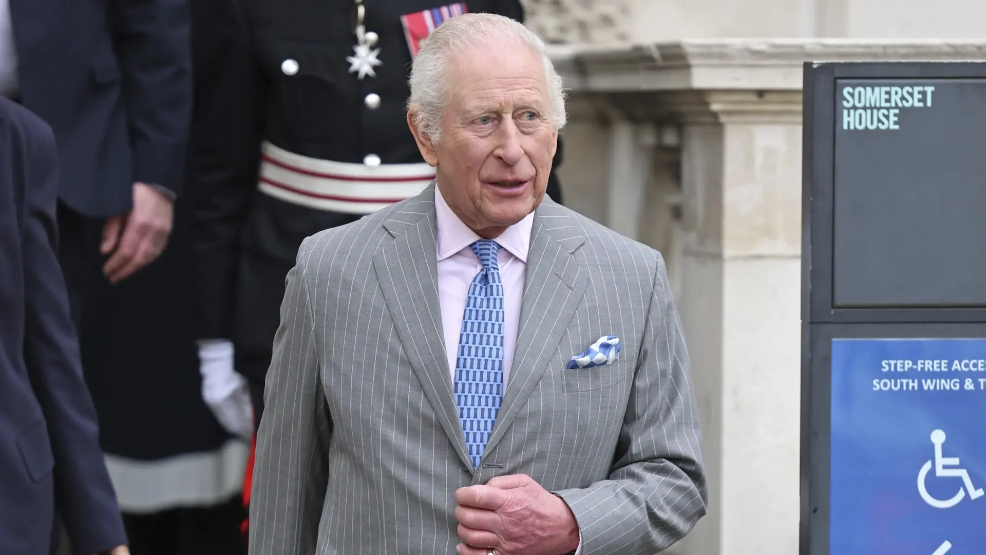 Carlos III reconoce que sufrir cáncer es "abrumador y a veces aterrador"