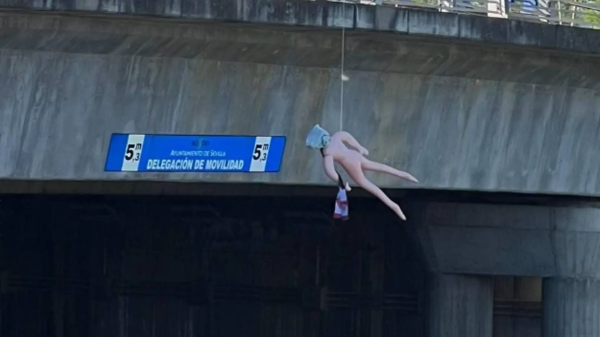 Aparece un muñeco colgado en un puente en Sevilla con una amenaza a Del Nido Carrasco: "Junior, este será tu final"