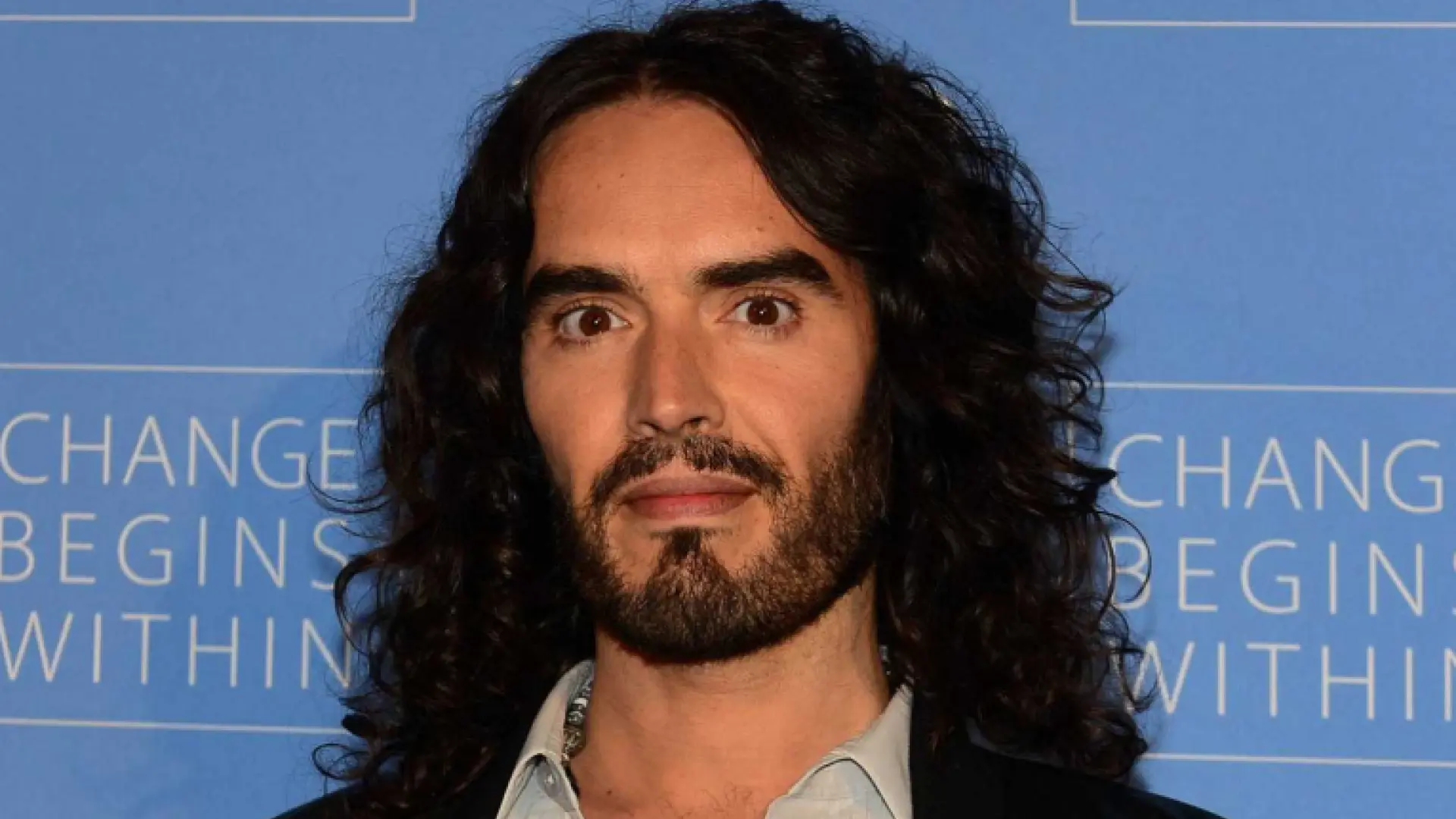 Russell Brand, exmarido de Katy Perry y acusado de violar a cuatro mujeres, queda en libertad condicional