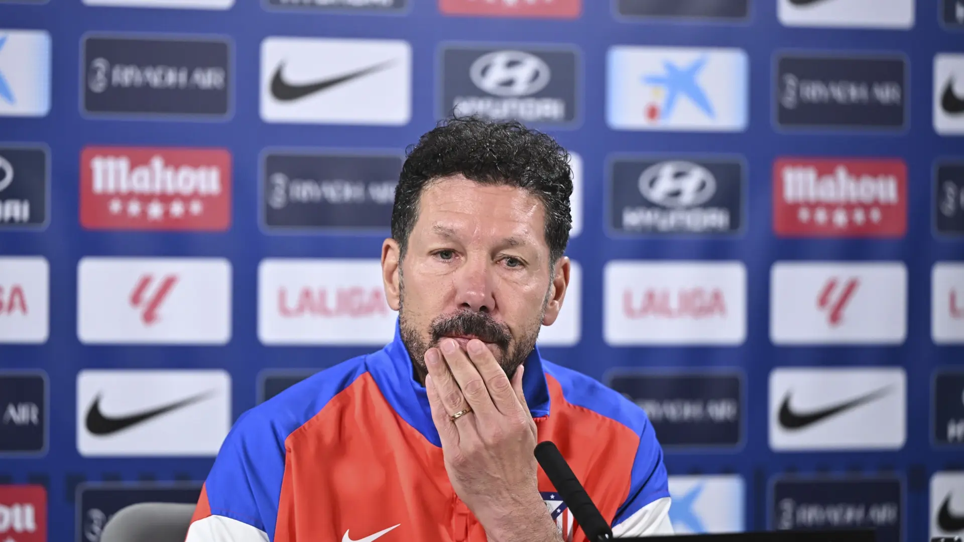 Simeone bromea al ser preguntado por Álex Baena: "Me tomas por tonto"