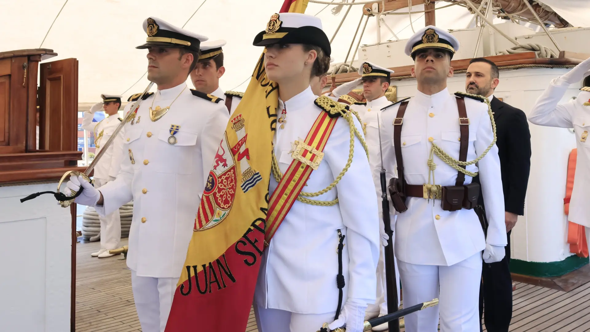 La princesa Leonor, abanderada en jura de bandera en el Juan Sebastián Elcano en Colombia