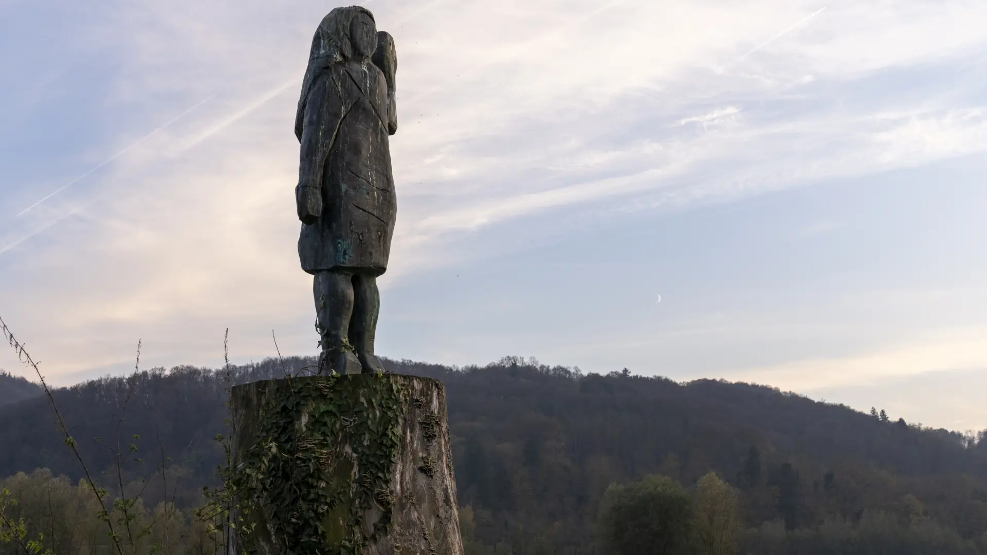 La escultura de bronce de Melania Trump desaparece en Eslovenia y se busca a los responsables del insólito robo