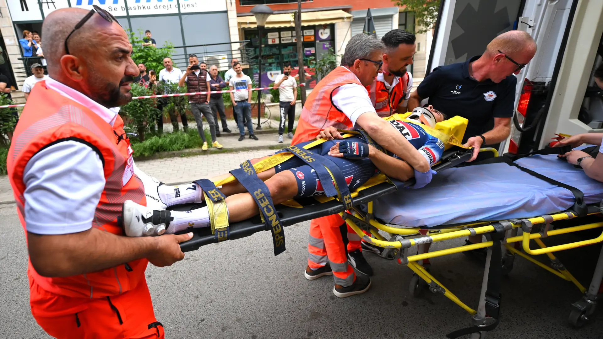 Mikel Landa se despide del Giro de Italia: sufre la fractura de una vértebra y pasará la noche en el hospital