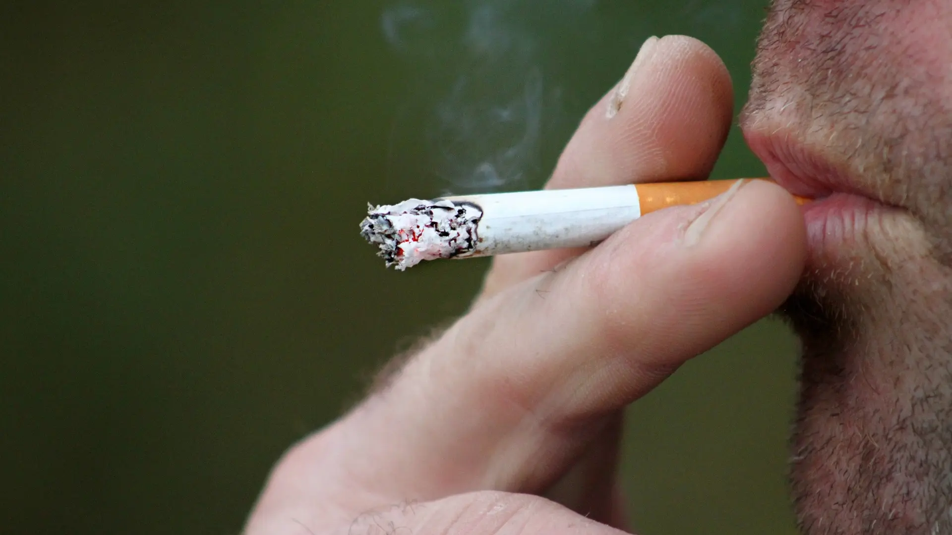 Un experto en tabaquismo advierte a España sobre las bolsas de nicotina de 0,99 mg: "Son una perfecta entrada para menores"