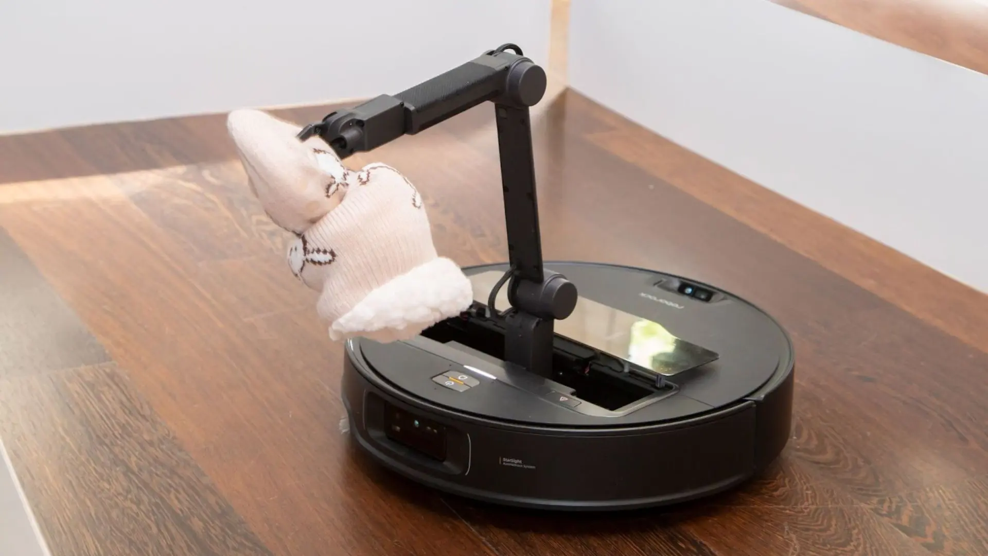 Este robot aspirador tiene un brazo para recoger calcetines y ya se puede comprar en España