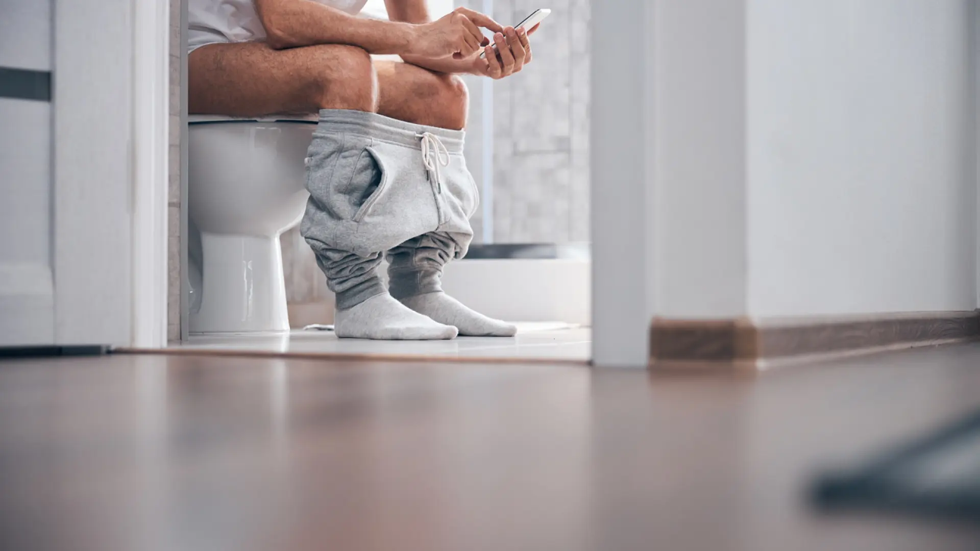 Usar el móvil en el baño aumenta el riesgo de sufrir hemorroides, según un nuevo estudio