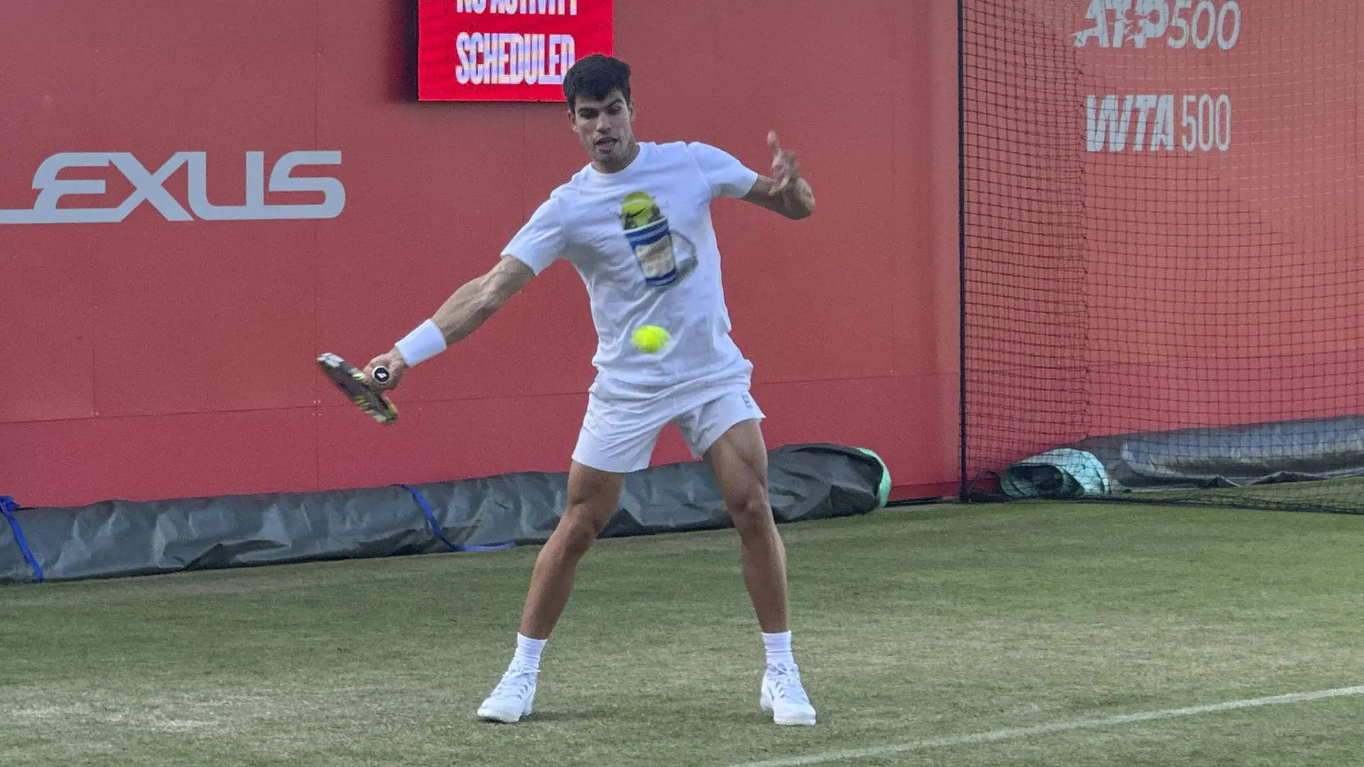 El primer día de Alcaraz en hierba este 2025: un entrenamiento suave antes de su debut Queen's