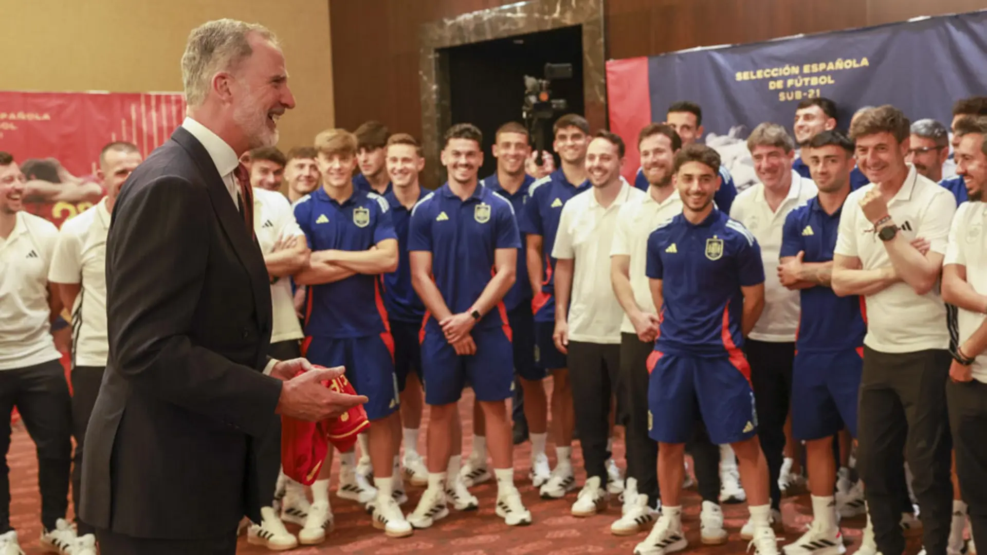 El rey Felipe VI visita a la Selección sub-21 en Bratislava en la víspera de su debut en el Europeo : "Que firméis un gran campeonato"