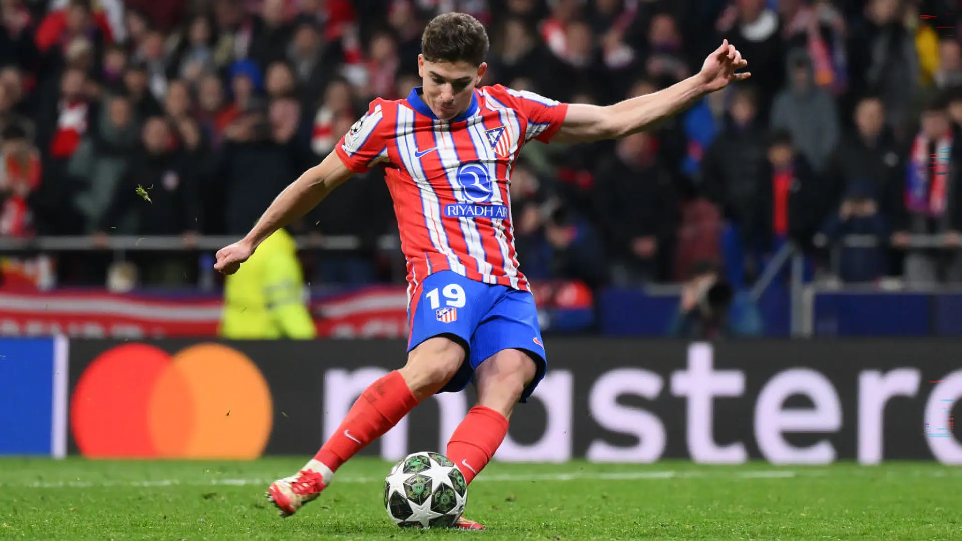 La IFAB aclara la norma que anuló el penalti de Julián Álvarez por doble toque: a partir de ahora se repetirá si entra en la portería