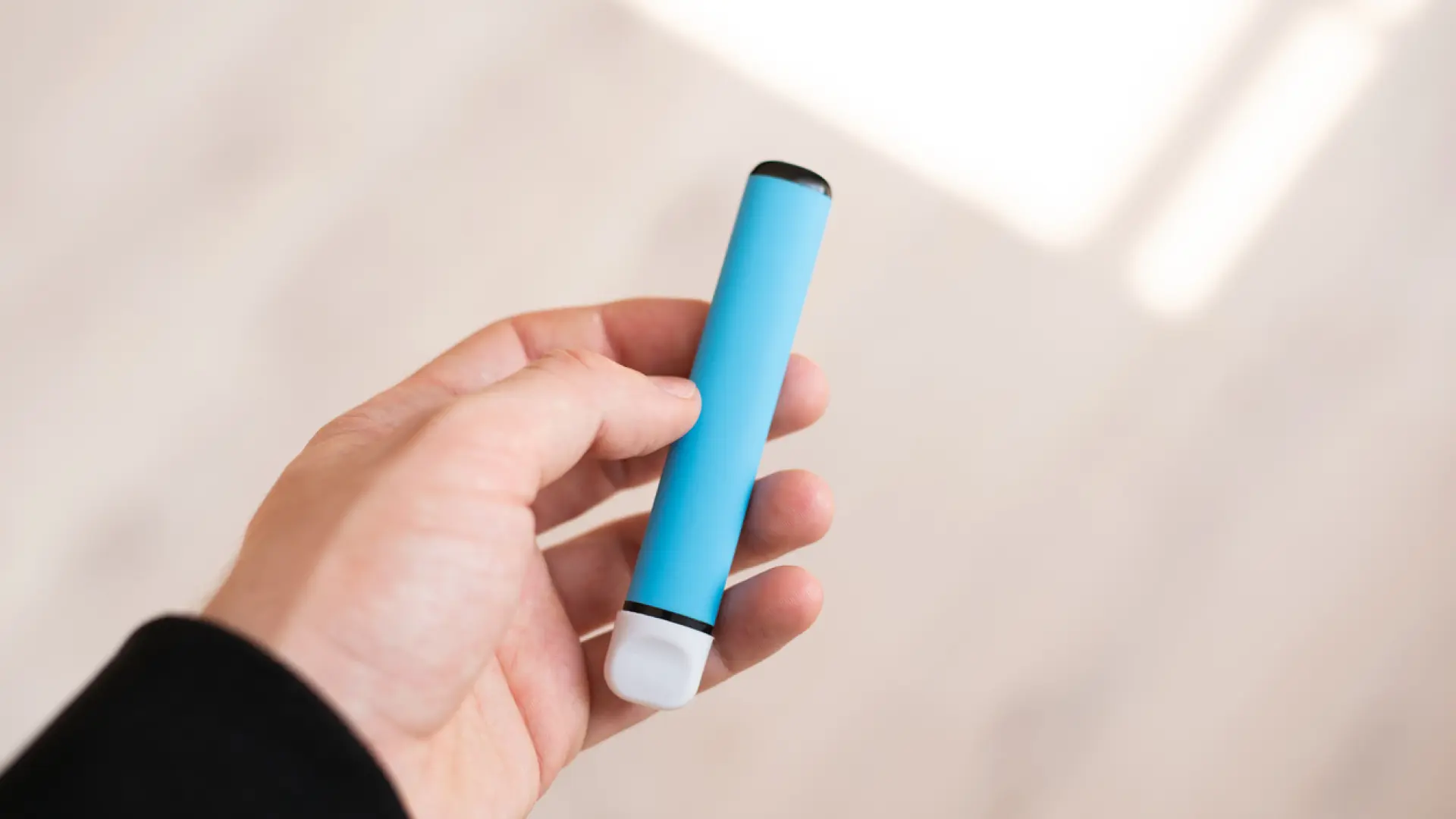 Los 'vapers' desechables son más tóxicos que los tradicionales, y liberan más metales pesados que los cigarrillos según un estudio