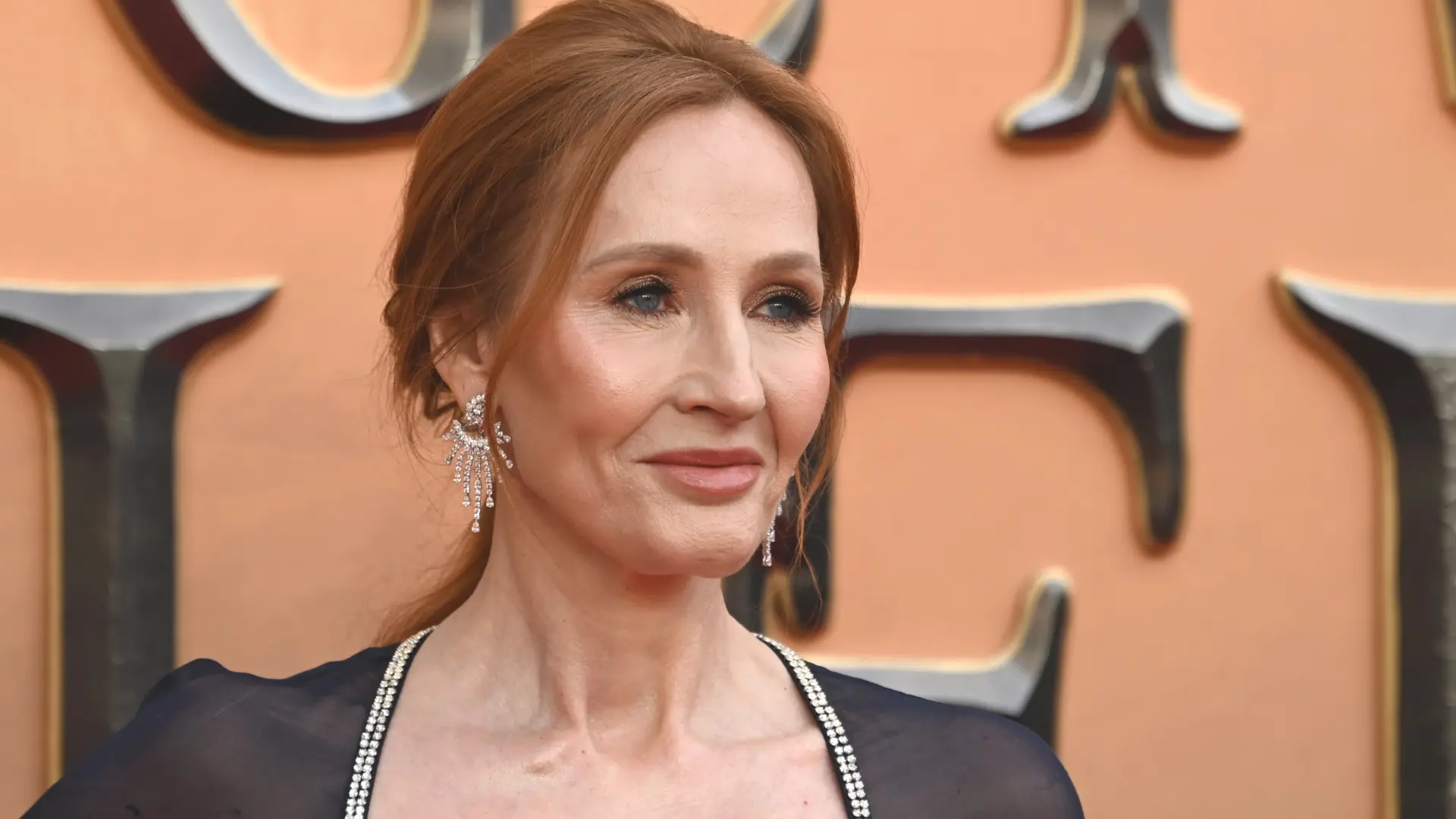 "Mi nueva presentadora favorita": JK Rowling aplaude a una periodista que dijo "mujeres" al hablar de "personas embarazadas"