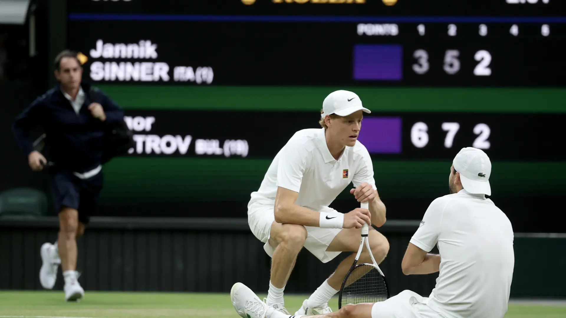 Sinner se salva de una temprana eliminación en Wimbledon por la lesión de Dmitrov