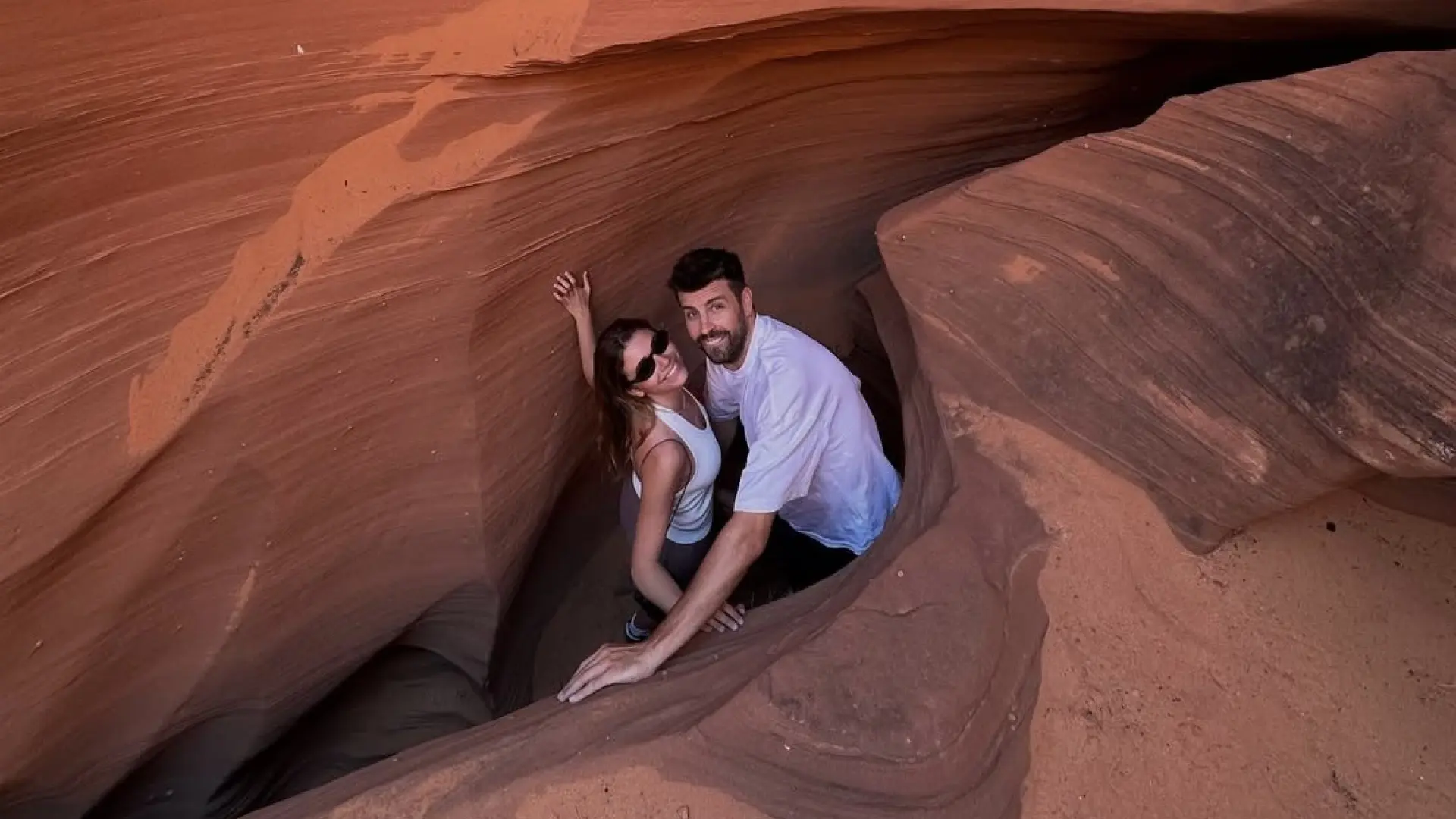Gerard Piqué sorprende al compartir unas románticas fotos con Clara Chía