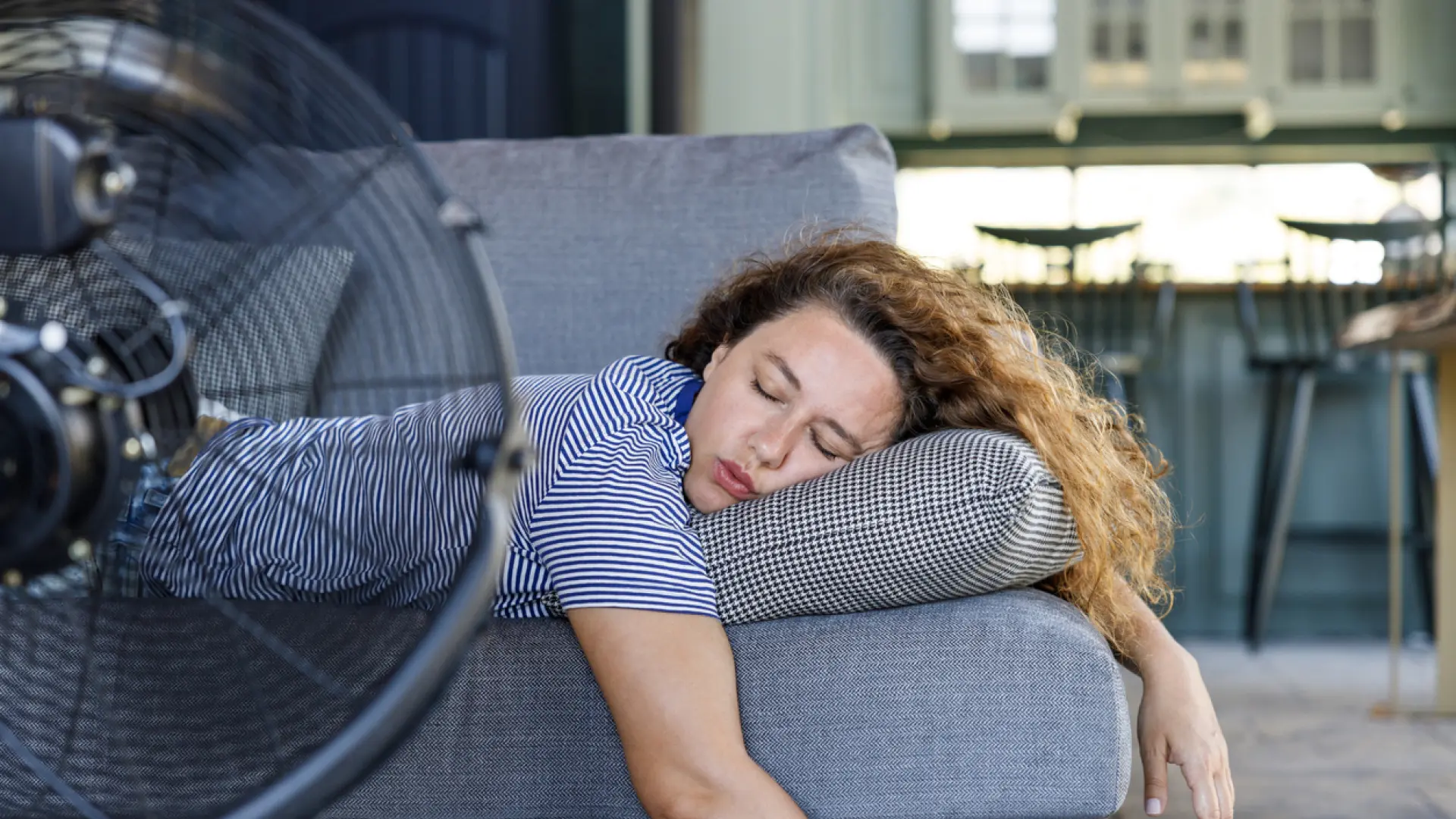 Qué dice la psicología de las personas que prefieren quedarse en casa todo el fin de semana