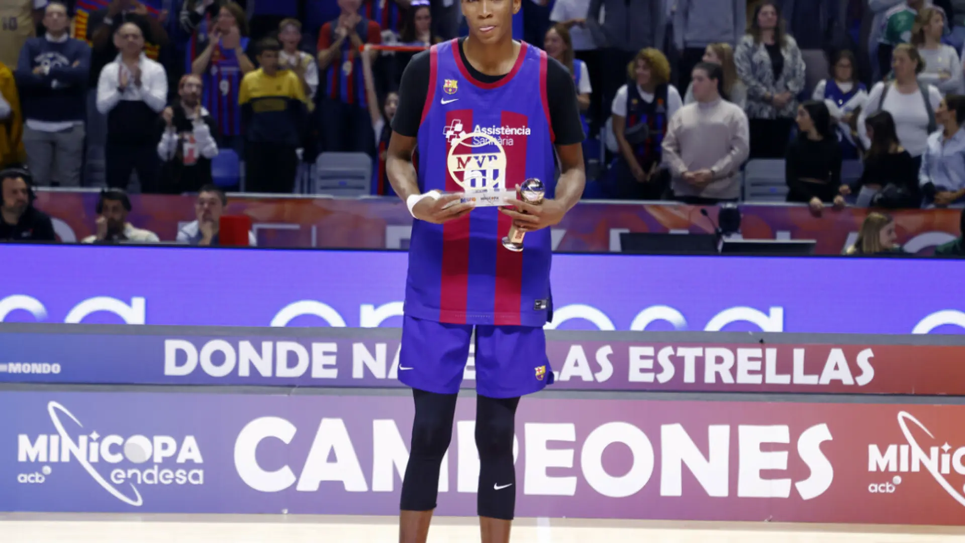 El Barça sube al primer equipo a Mohamed Dabone, el niño prodigio de 13 años y 2,10 metros de altura