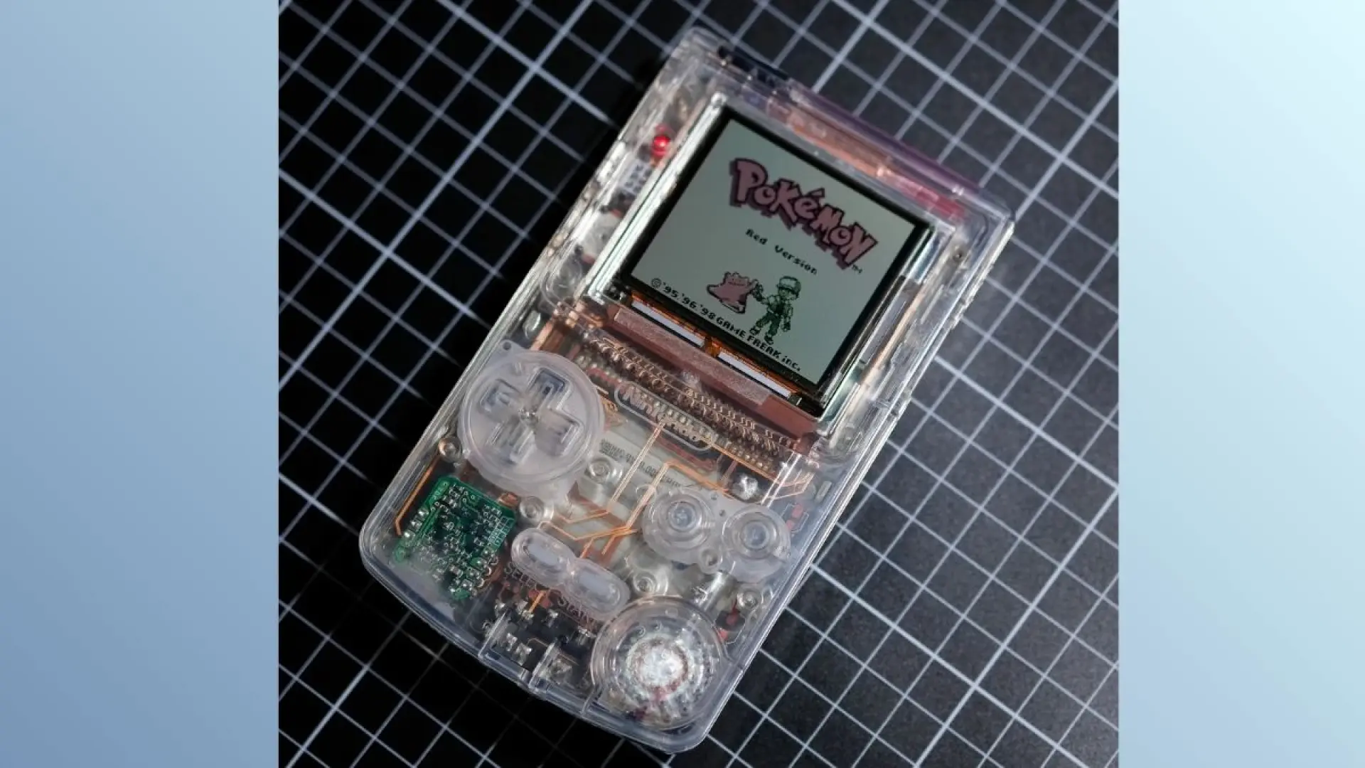 Esta Game Boy Color transparente enamorará a los fans de la mítica consola de Nintendo