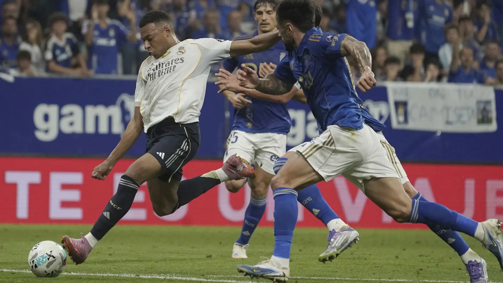 Mbappé guía al Real Madrid en su victoria ante el Oviedo en un histórico partido en el Carlos Tartiere