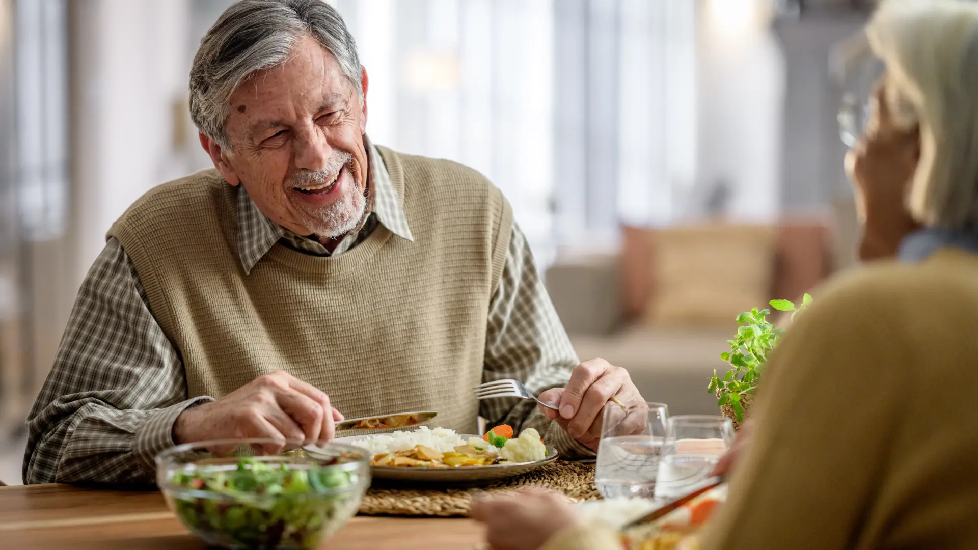 El síntoma durante la comida o la cena que puede ser un signo temprano de demencia