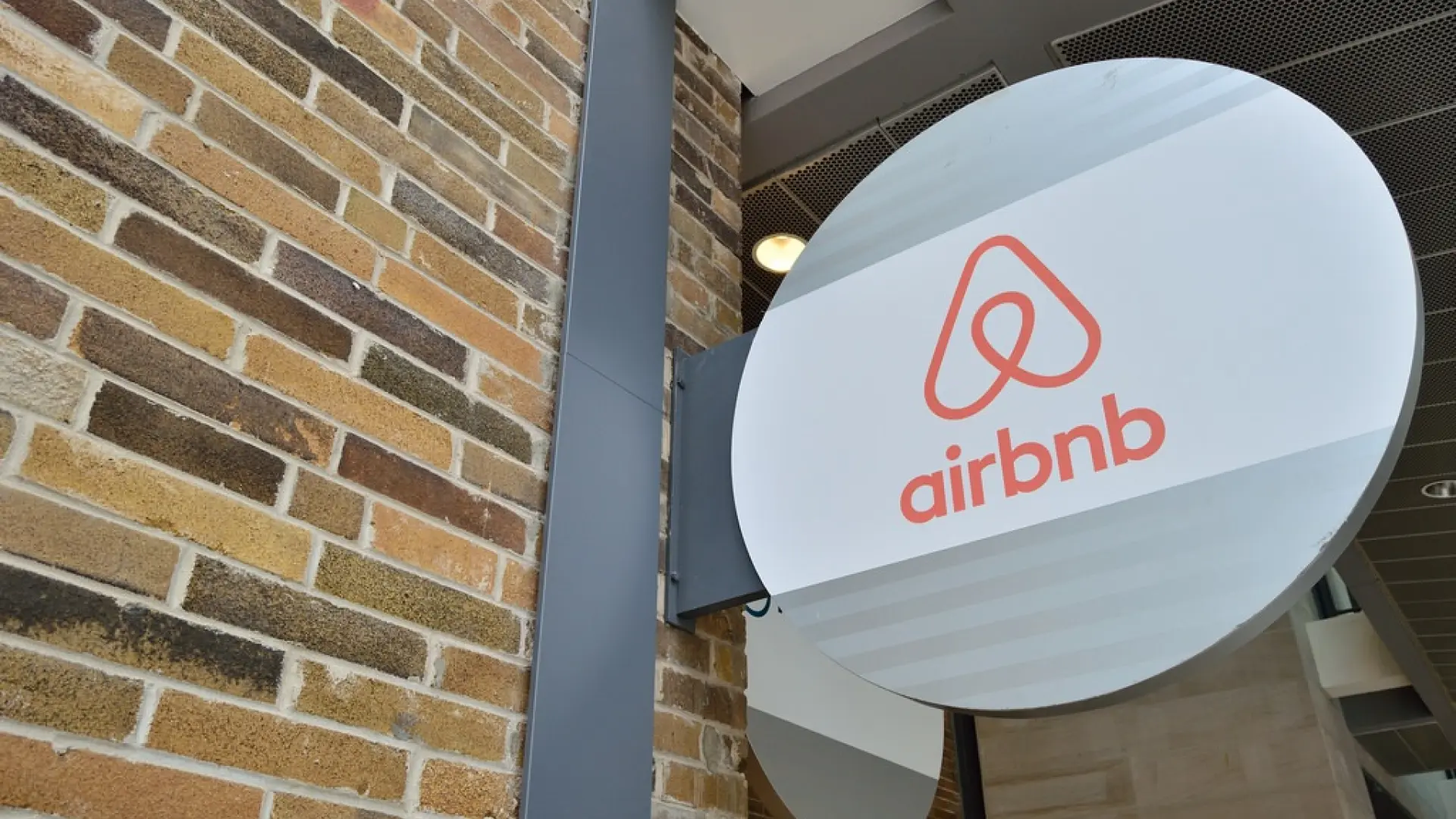 Una anfitriona de Airbnb recibe una factura de 1.300 euros por un inquilino que minó criptomonedas en su casa