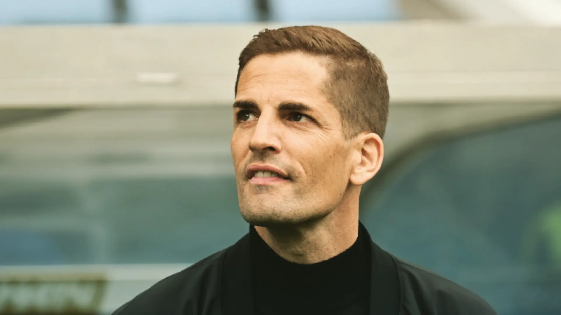 Hospitalizan al entrenador Robert Moreno con una crisis hipertensiva en medio de un partido