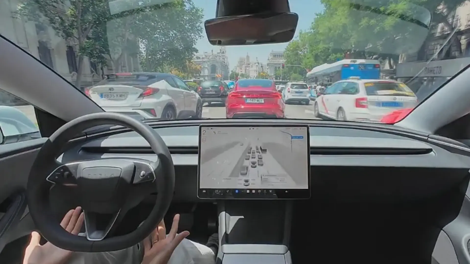 Elon Musk confirma que Tesla está entrenando un nuevo modelo de conducción autónoma para sus coches