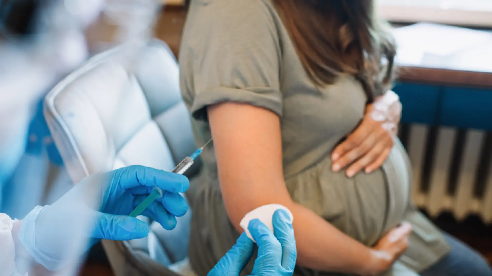 Descubren un nuevo efecto de la vacuna del covid: reduce los síntomas en embarazadas infectadas por el virus