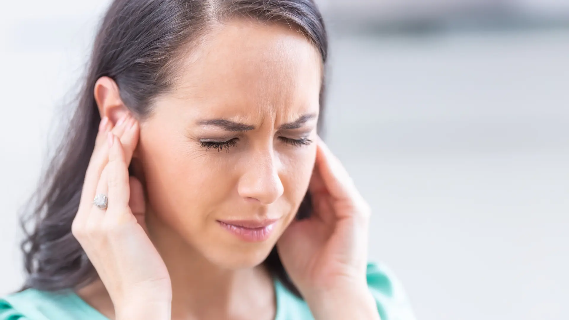 Cómo quitar el moco del oído en casa de forma natural: estos son algunos remedios
