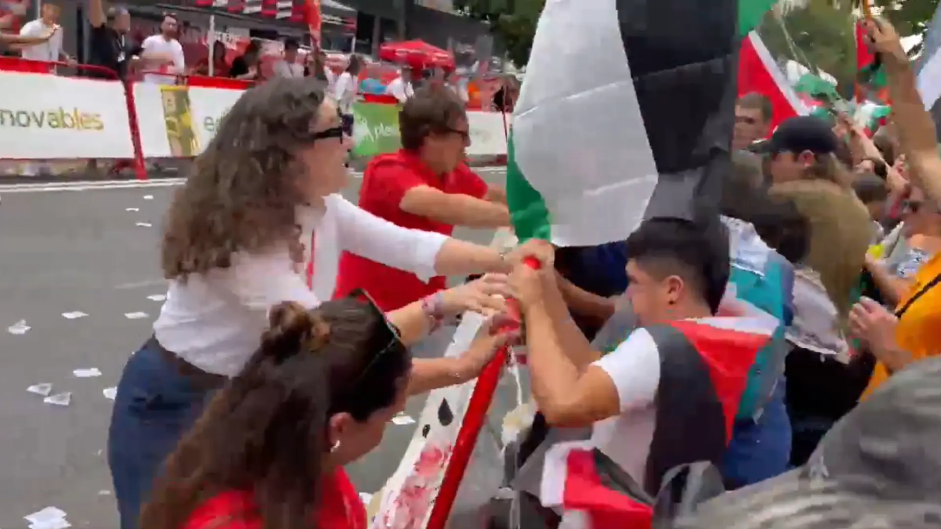 La UCI despeja el conflicto de la Vuelta aludiendo a la «neutralidad política»