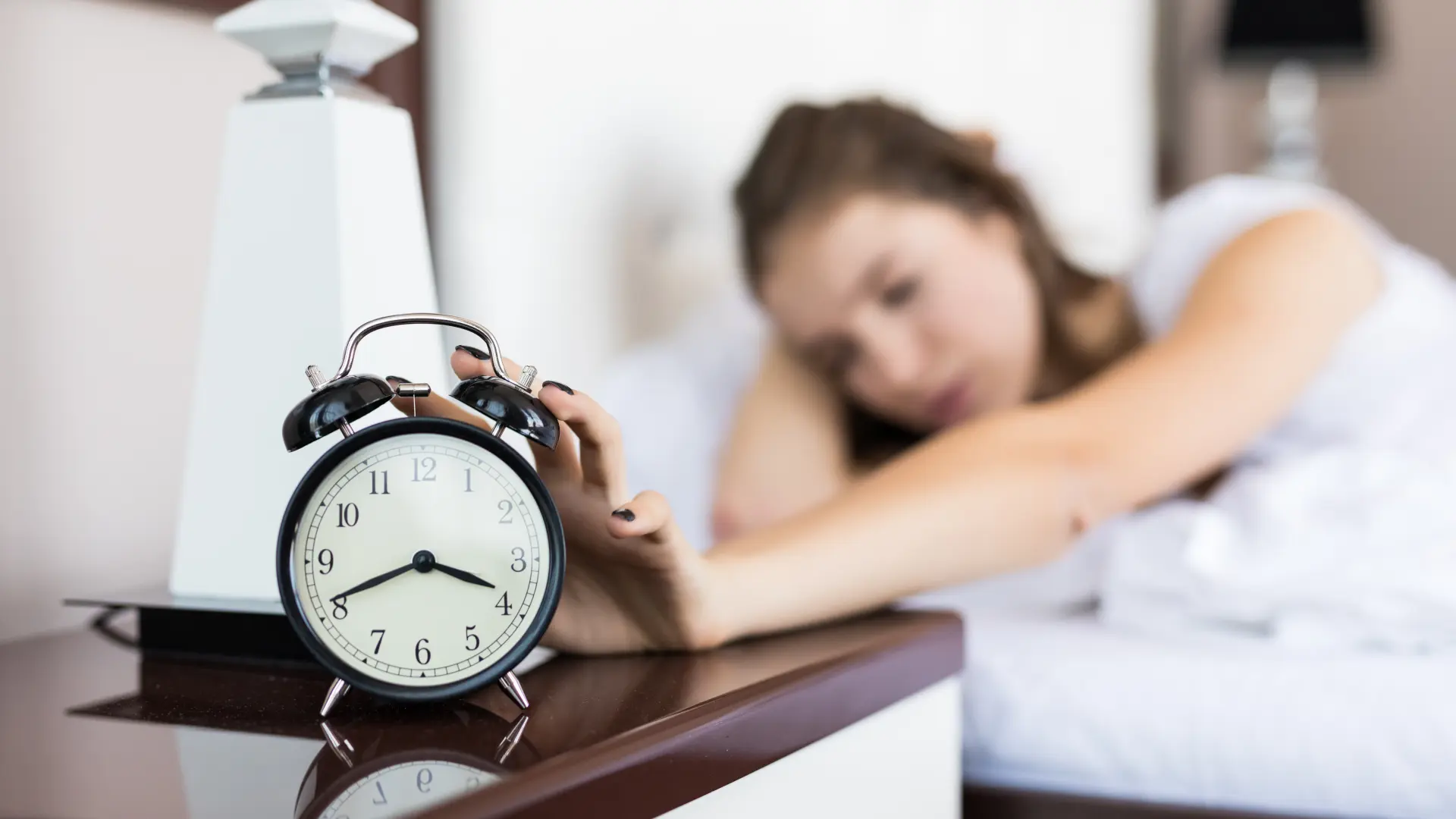 Los motivos científicos por los que pulsar el botón de repetición de la alarma por la mañana es muy perjudicial para tu salud