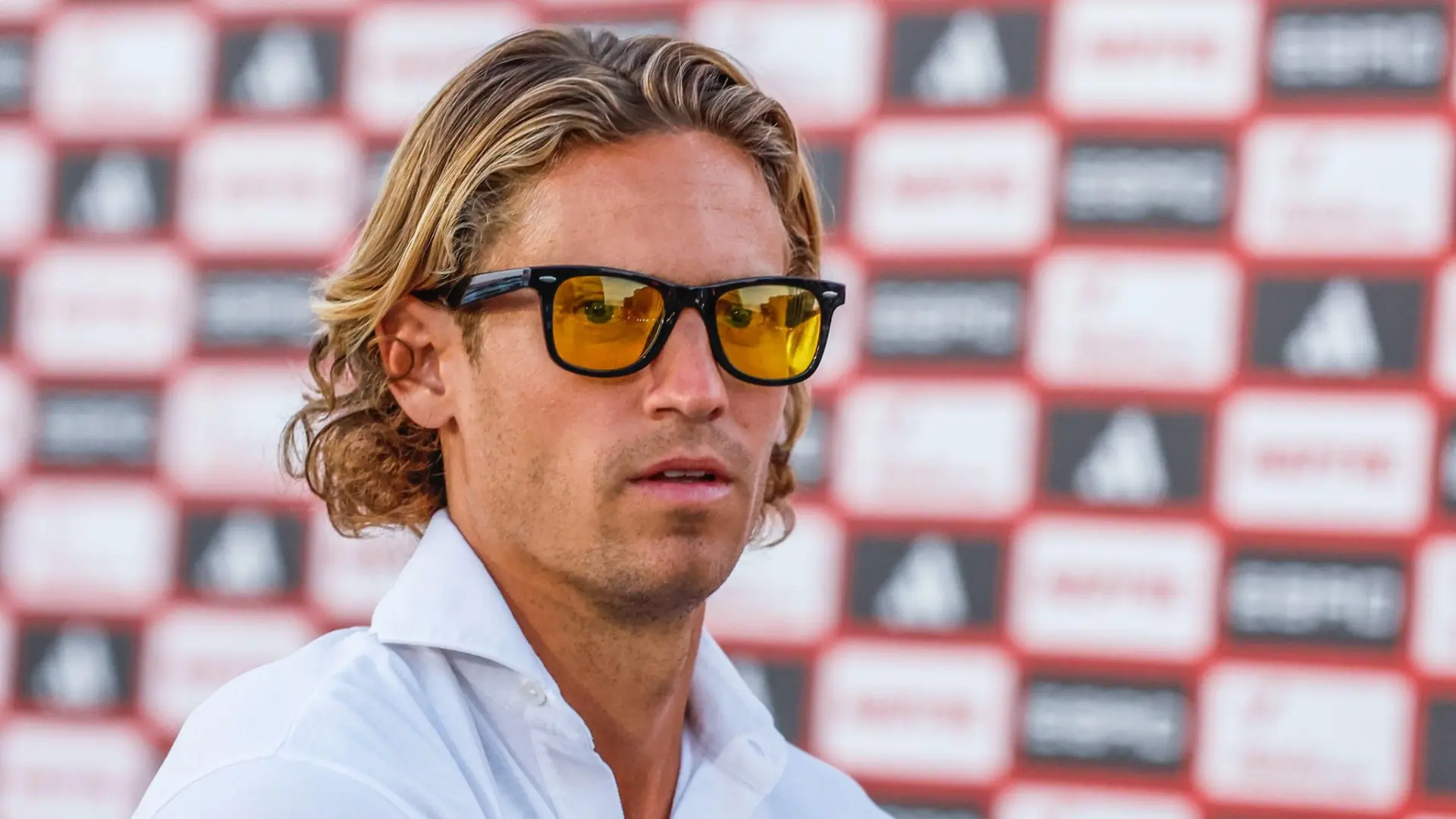 Polémica por las gafas amarillas de Marcos Llorente: los oftalmólogos defienden que la luz de las pantallas «no es más dañina que la del sol»