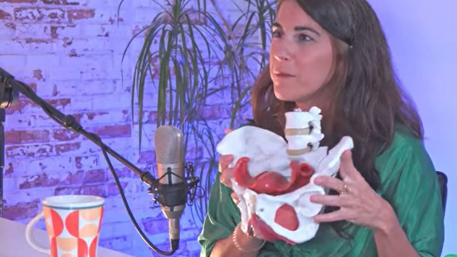 Cristina Benjumea, fisioterapeuta: «El hombre debe orinar sentado por higiene y por la próstata»