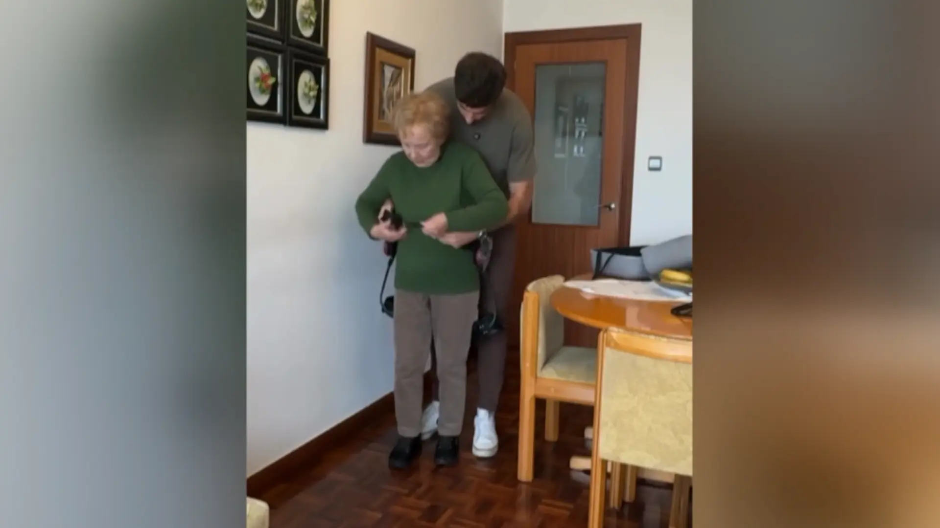 La historia de Carlos y Mari emociona en redes: un exoesqueleto devuelve la movilidad a la mujer que le cuidó de niño