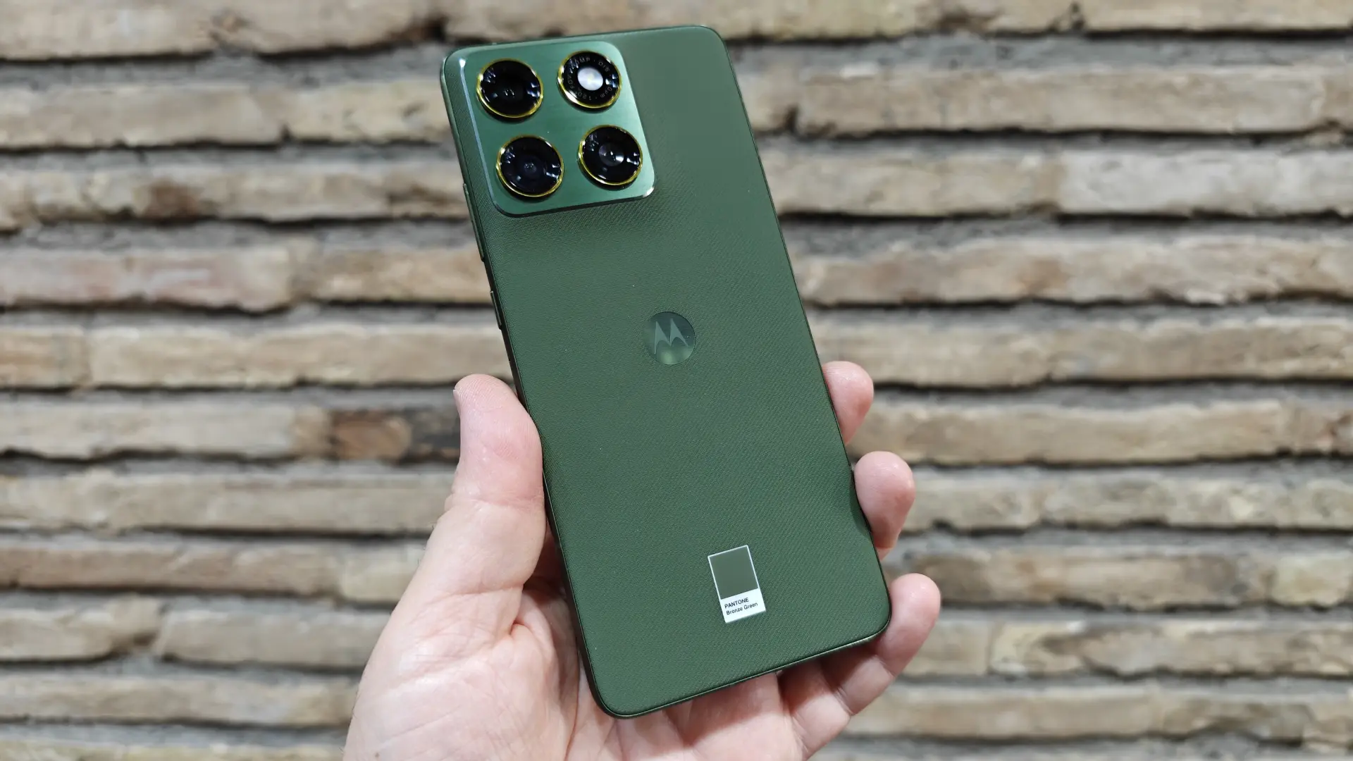 Entrega al estilo, grandes baterías y la sorpresa ultrafina: los móviles de motorola en 2025