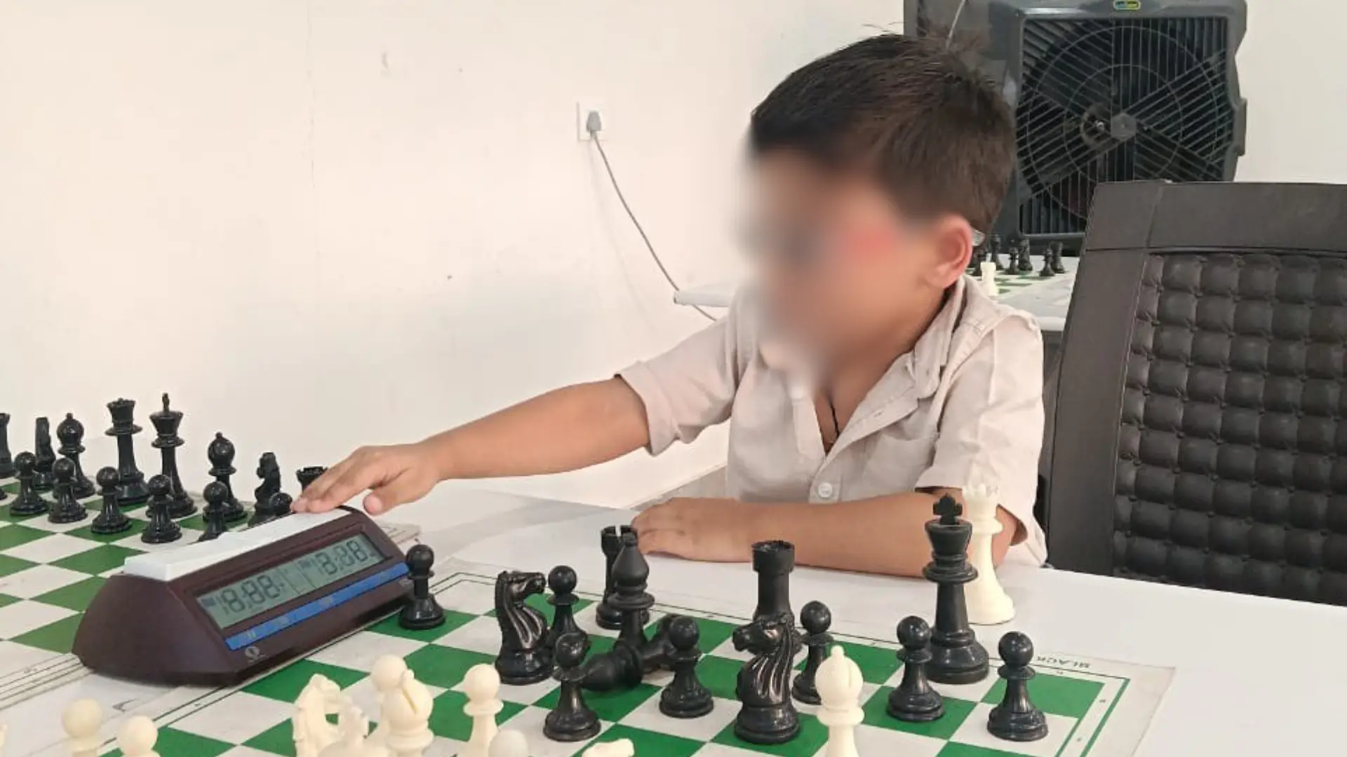 El niño prodigio Sarwagya Singh Kushwaha, de tres años, se convierte en el jugador de ajedrez más joven con una calificación oficial