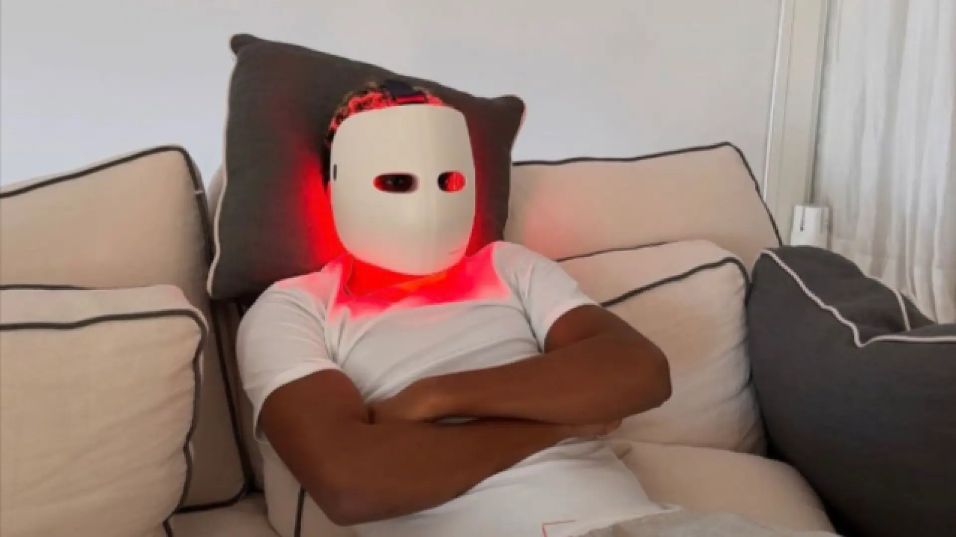 La imagen viral de Lamine Yamal: con una máscara en la cara y luz led roja viendo el sorteo del Mundial 2026