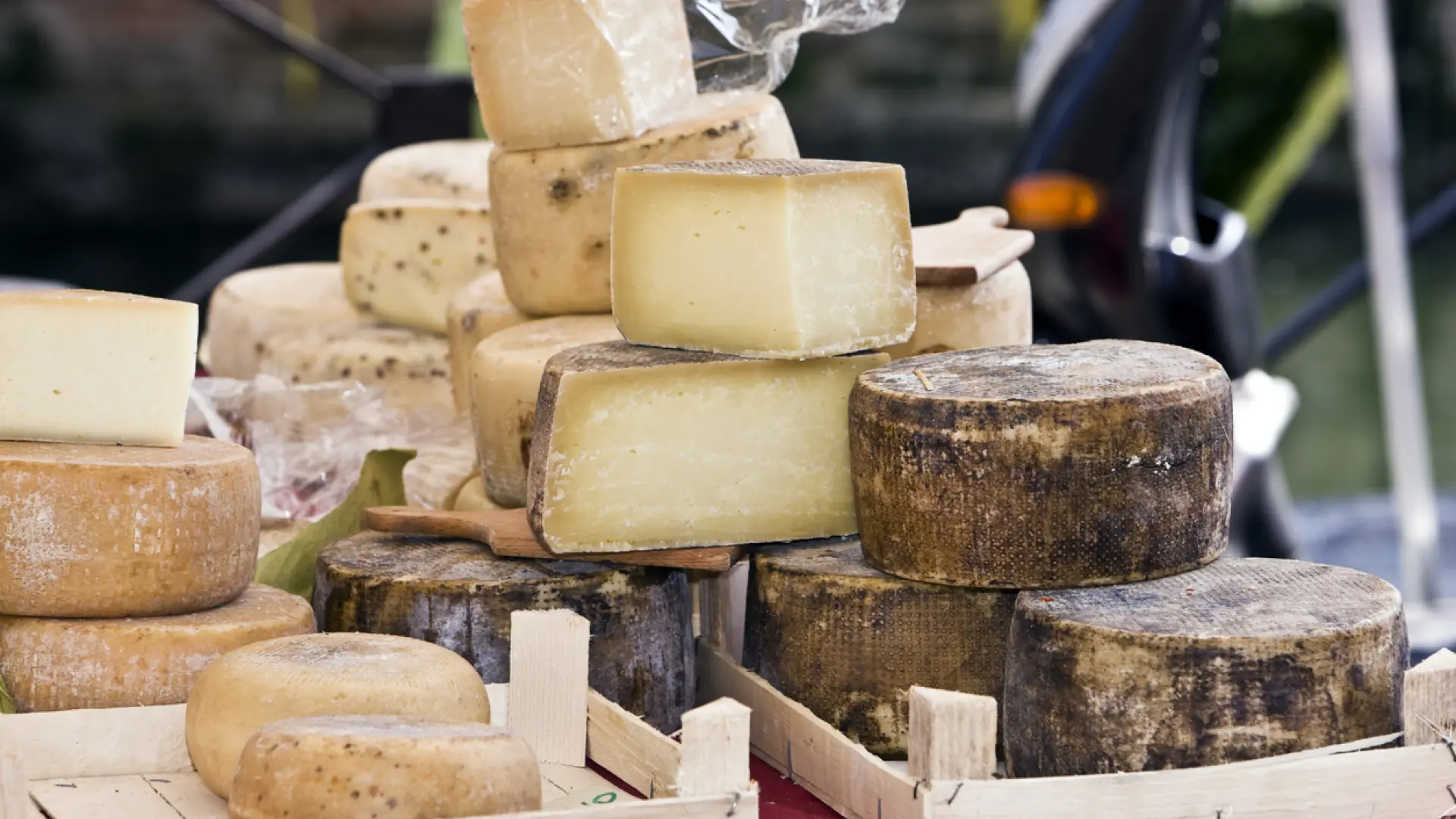 Comer queso y nata altos en grasas podría reducir el riesgo de desarrollar demencia, según un nuevo estudio