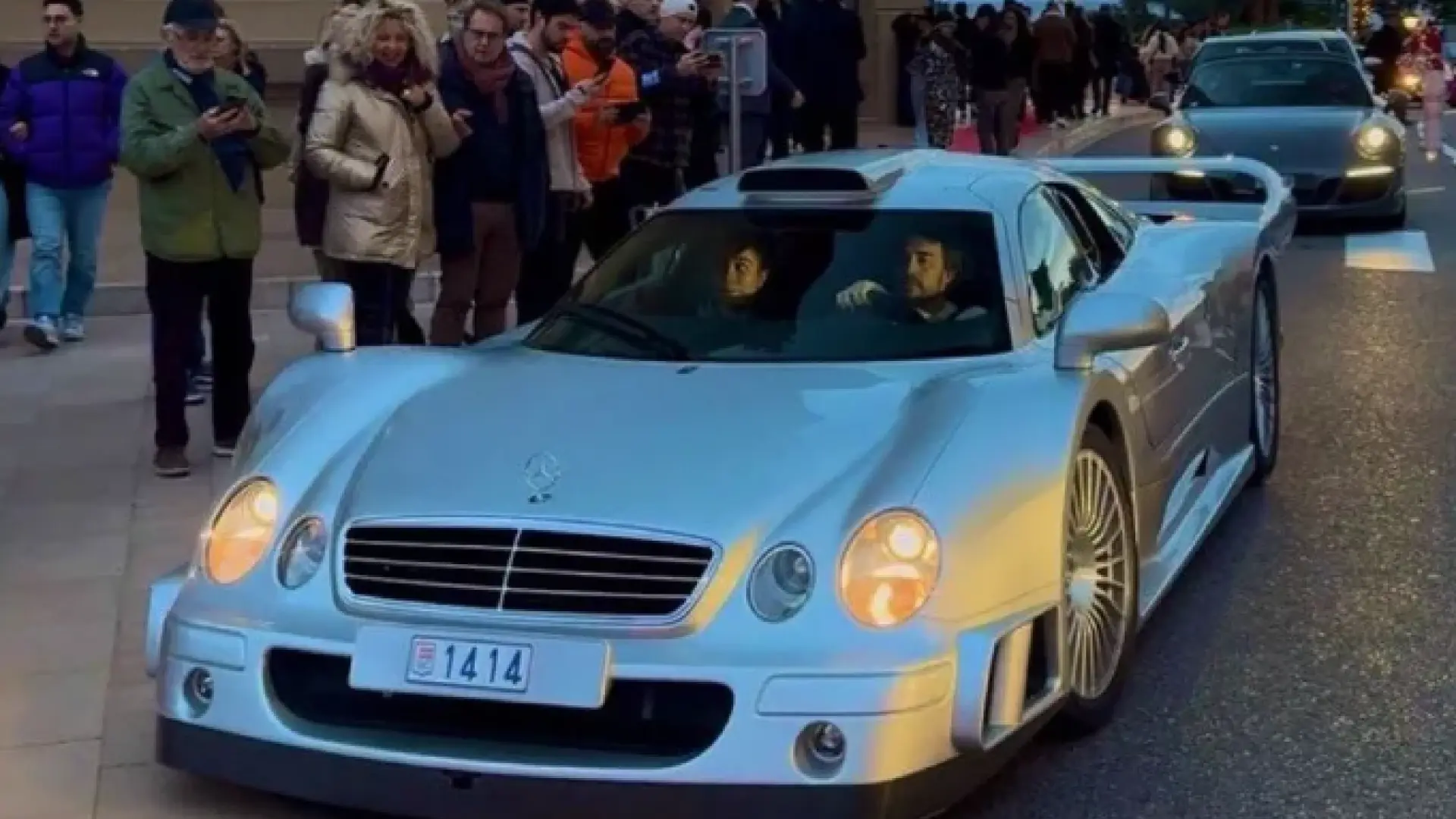 El lujoso paseo de Fernando Alonso en Mónaco: junto a Melissa Jiménez en un Mercedes de 15 millones de euros