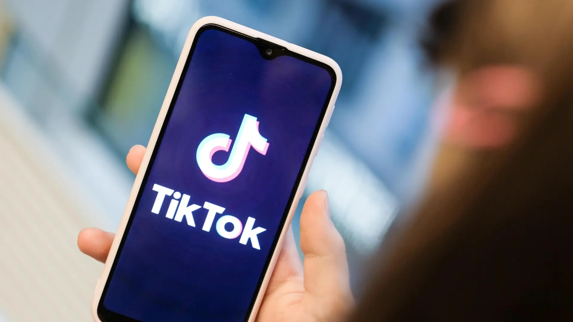 TikTok, acusada de ser una «puerta a la pornografía infantil» mediante vídeos de reales y hechos por IA