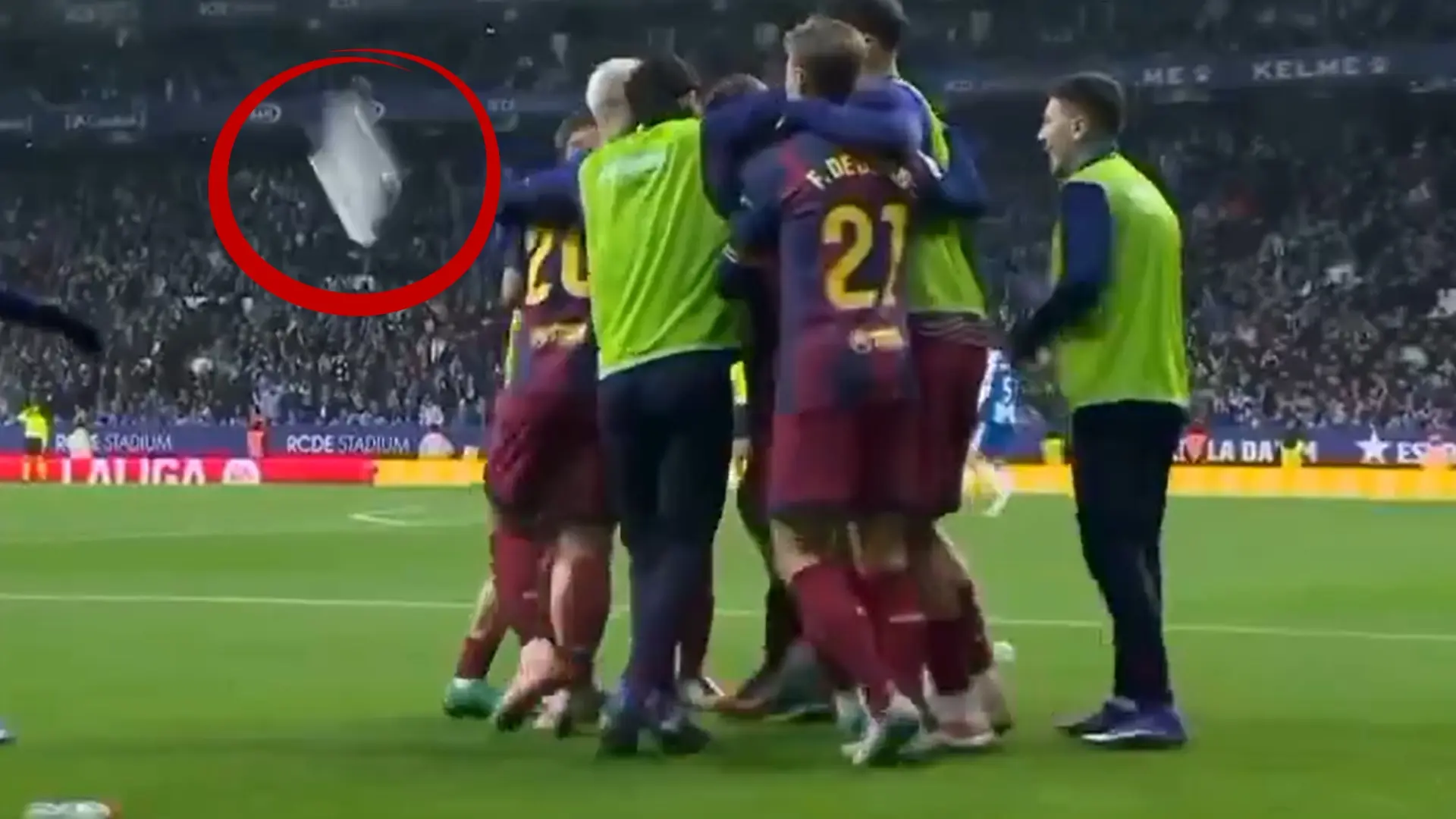 Botellazos en Cornellá a los jugadores del Barça mientras celebraban el gol de Lewandowski
