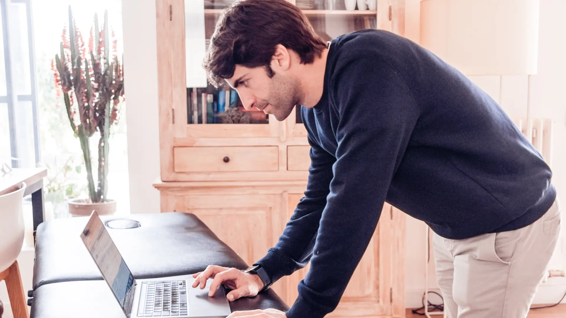 Albert Valls, fisioterapeuta: «Cada vez nos sentamos peor frente al ordenador y el dolor cervical es ya una gran epidemia silenciosa»