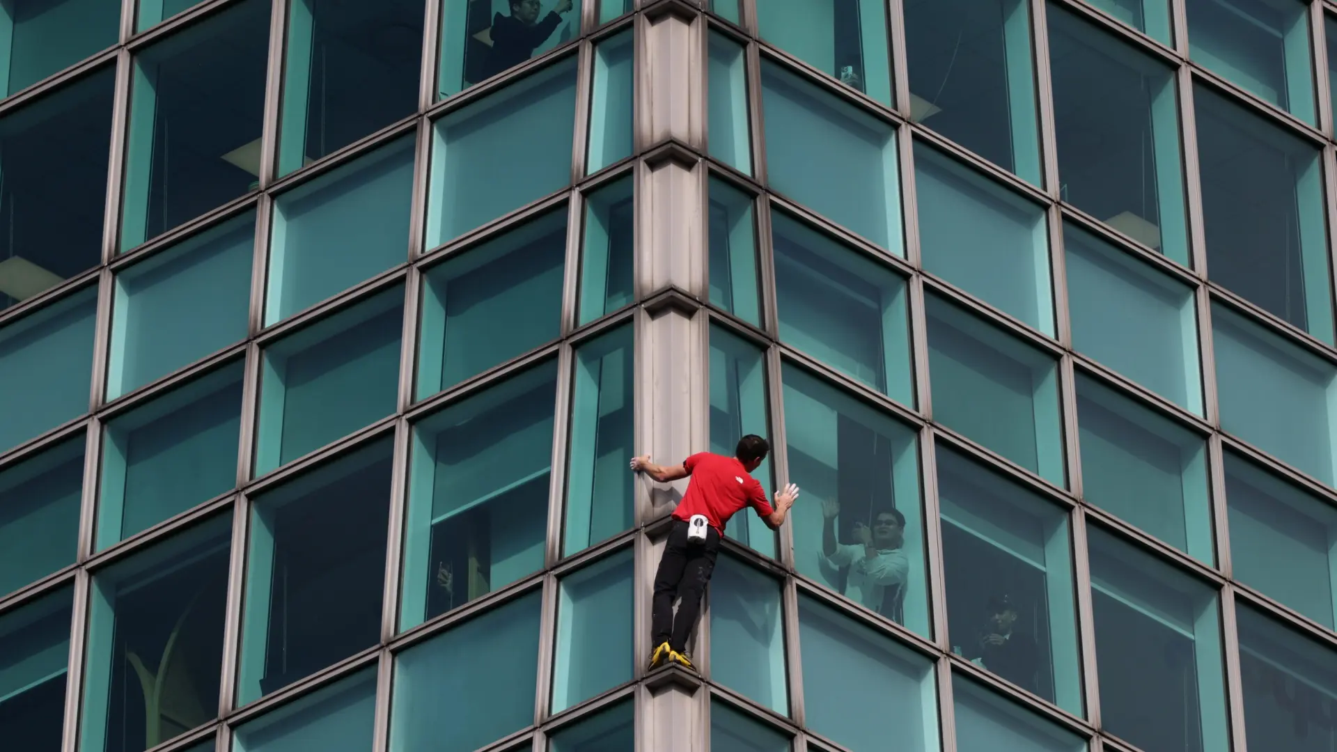 ¿Cuánto vale arriesgar tu vida en TV? Esto es lo que ha ganado Alex Honnold por su reto: «Una cantidad vergonzosamente pequeña»