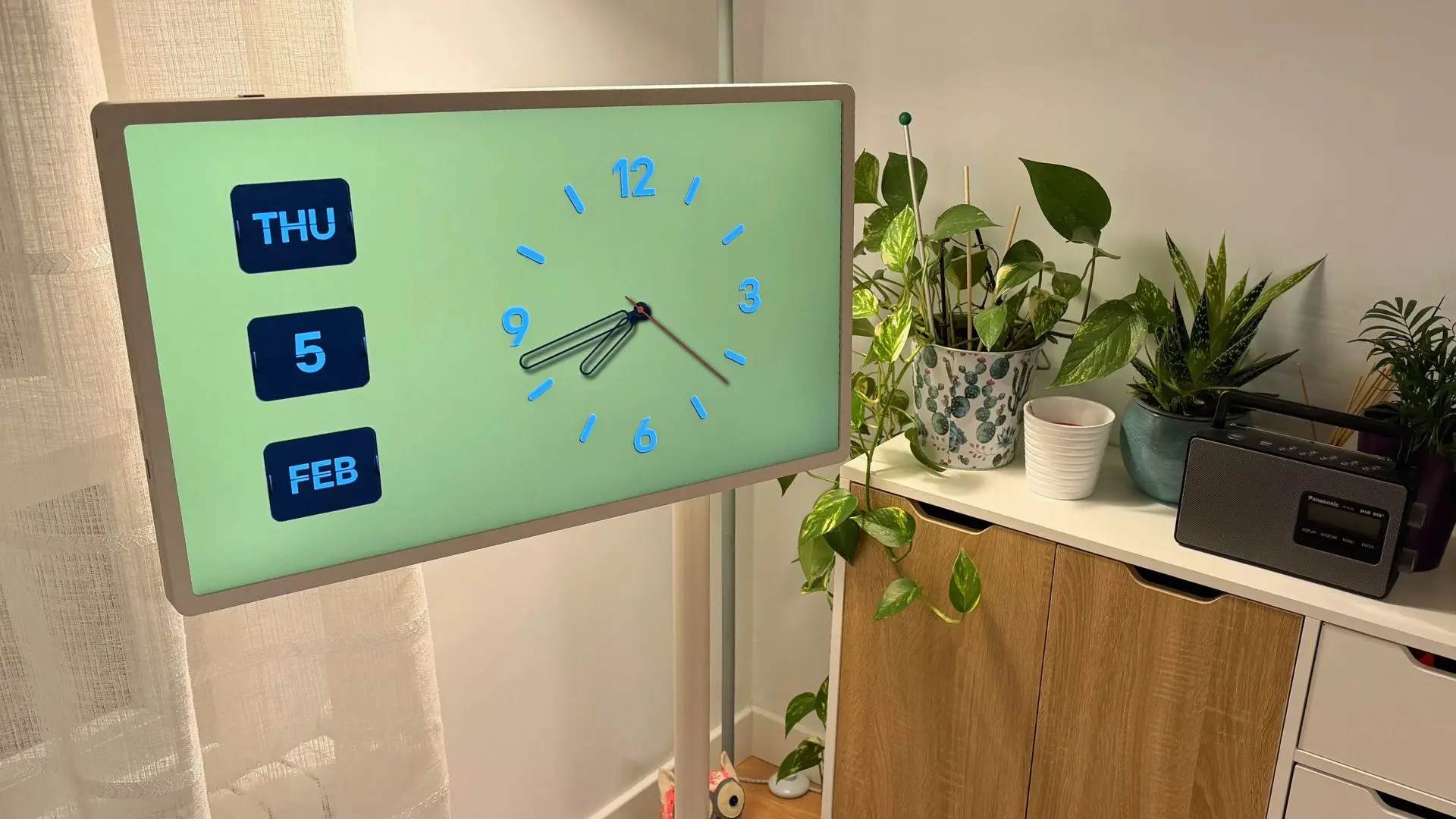 LG StanbyME 2: la pantalla que se mueve contigo para que tengas tele (y mucho más) donde quieras