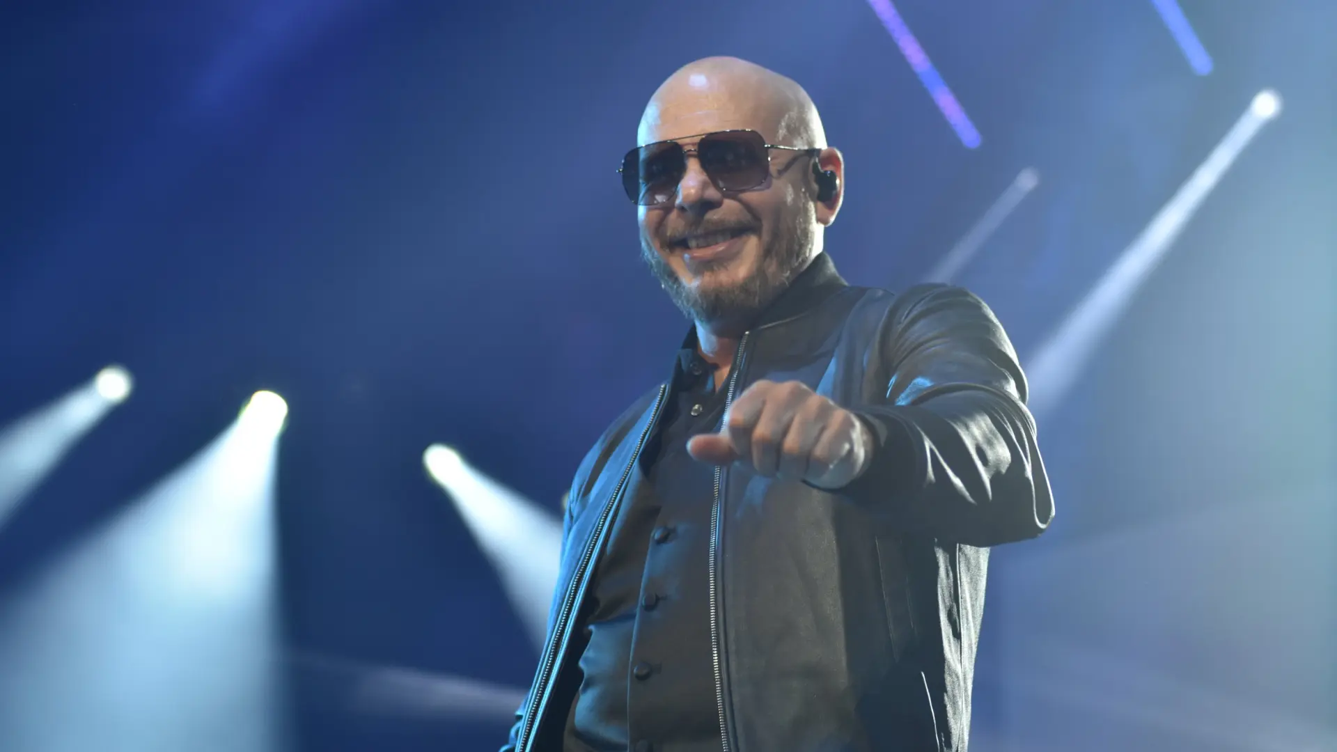 Pitbull intentará batir el récord Guinnes del mayor número de calvas postizas durante su concierto en Londres